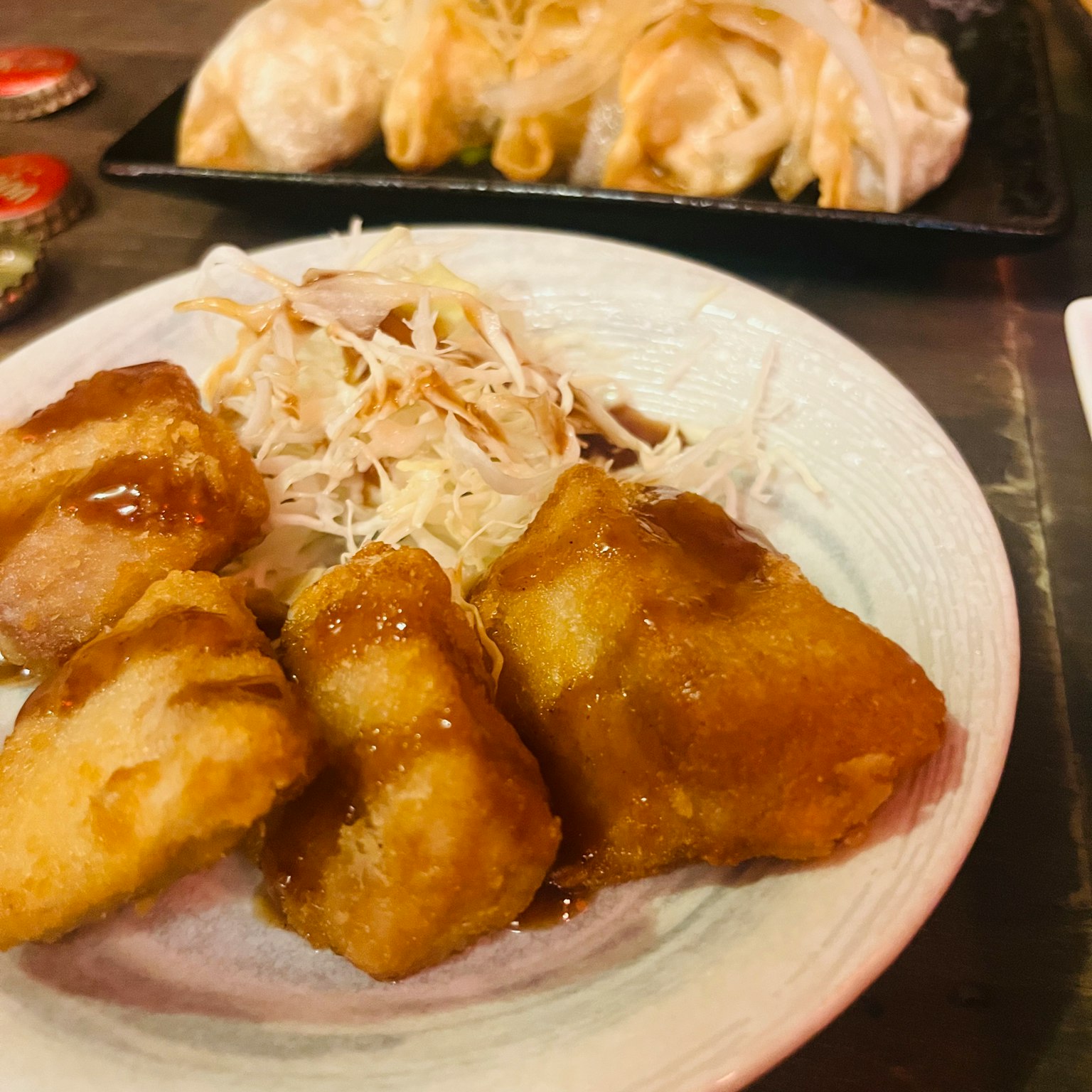 炸鱼块淋上甜酱，搭配切丝的卷心菜