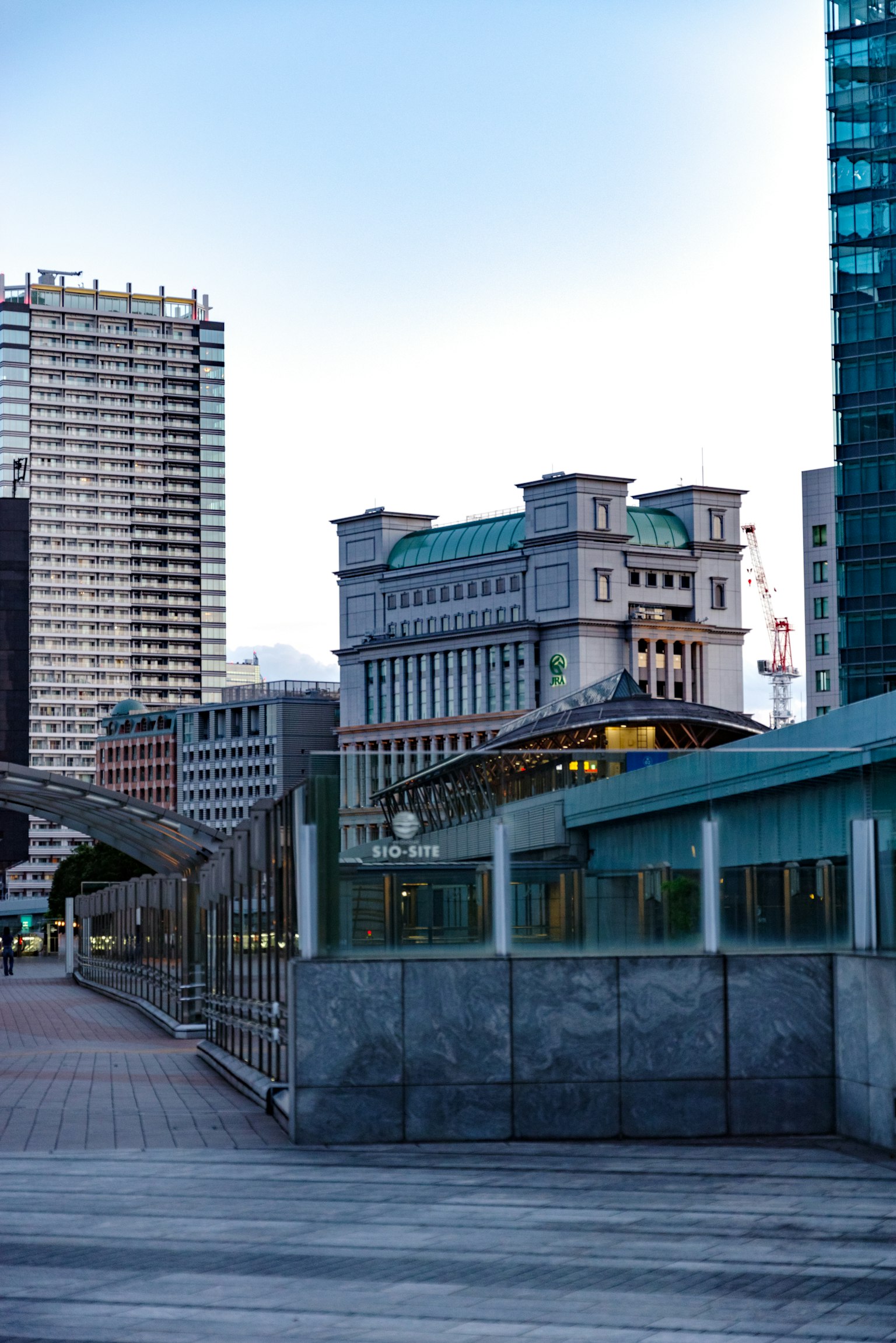 城市风景，现代建筑与历史结构并存