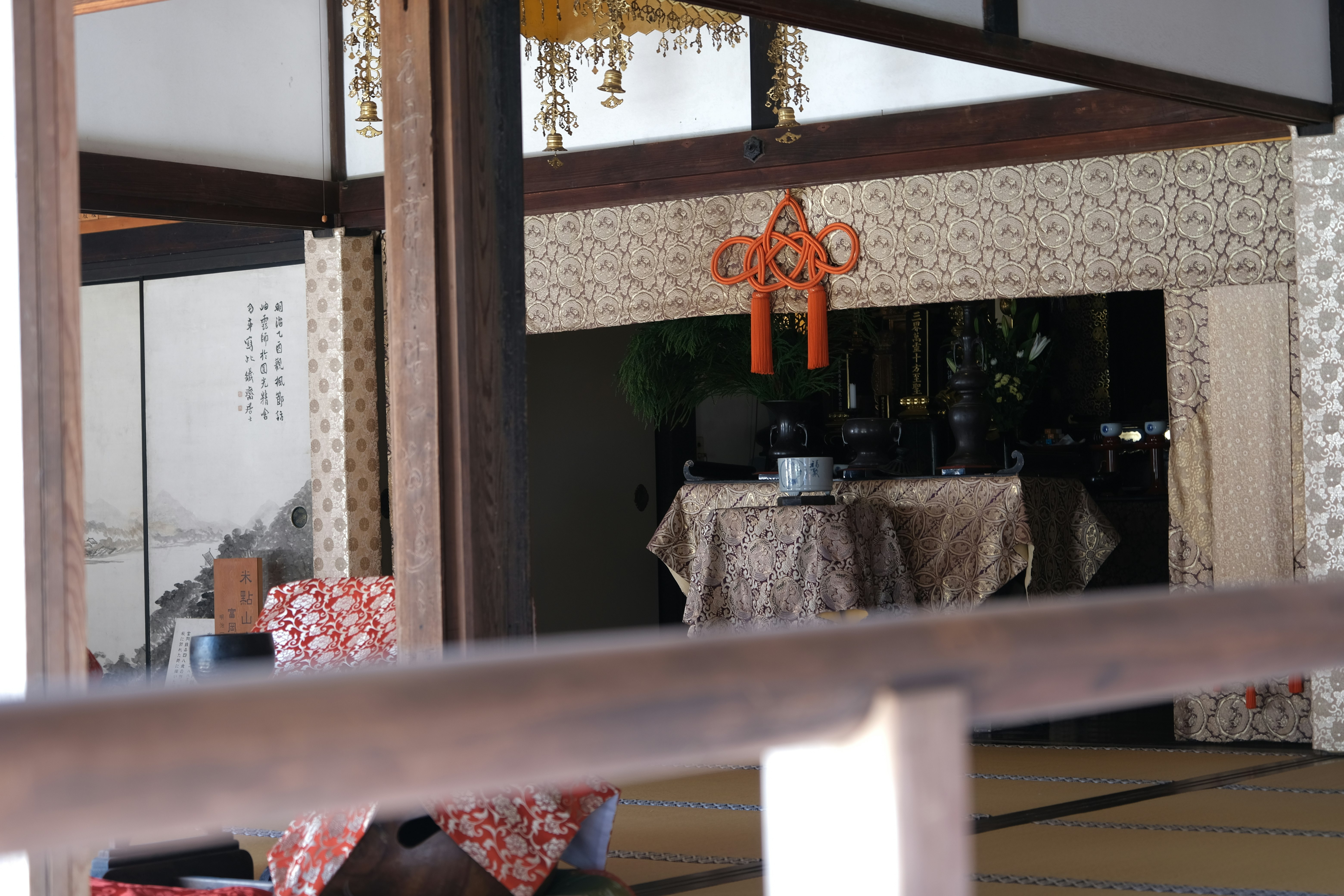 Chambre d’hôte japonaise avec poutres en bois et fenêtres à treillis