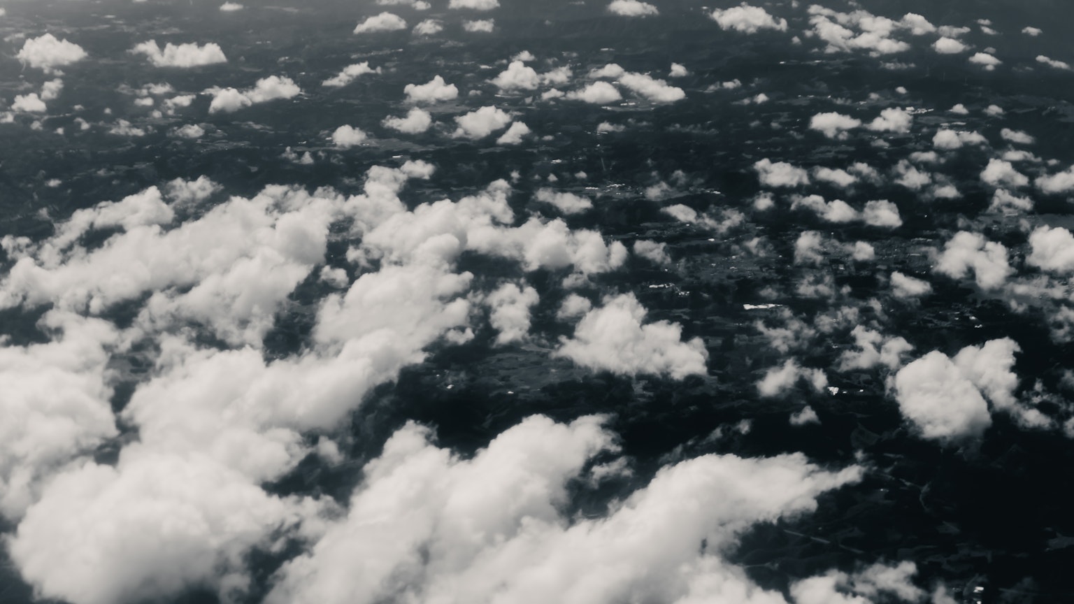 Vista aérea de nubes y paisaje con nubes blancas y terreno verde