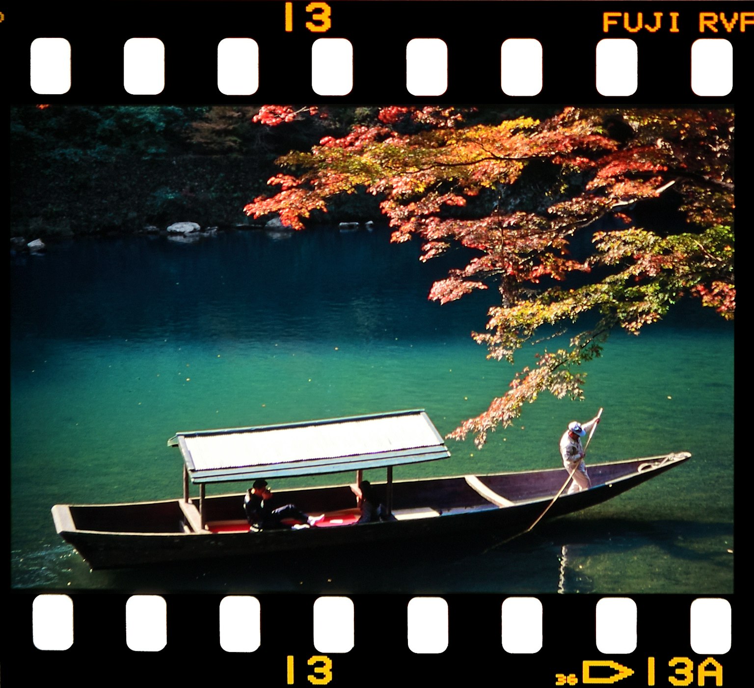 秋の紅葉が映える静かな湖でのボート