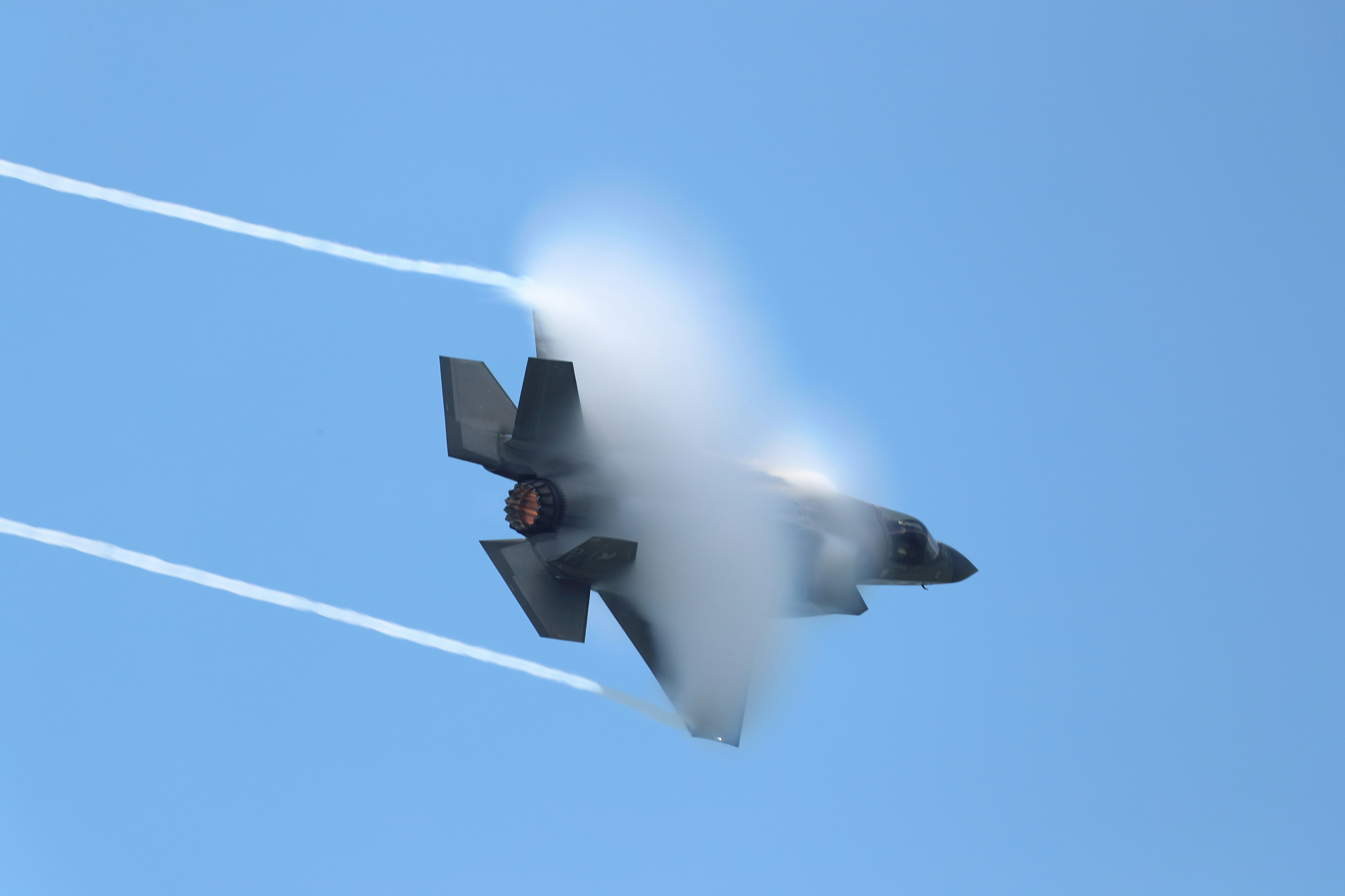 青空の下を飛ぶF-35Bのジェット機