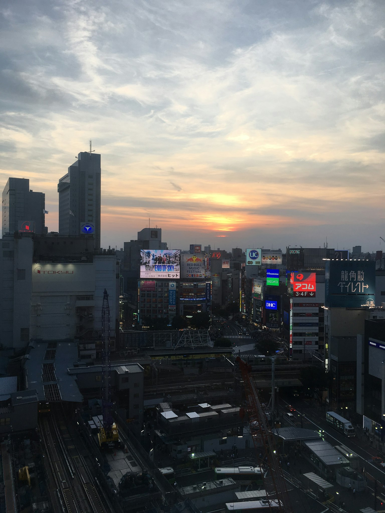 Stadtansicht bei Sonnenuntergang mit Wolkenkratzern und Neonlichtern in Shinjuku