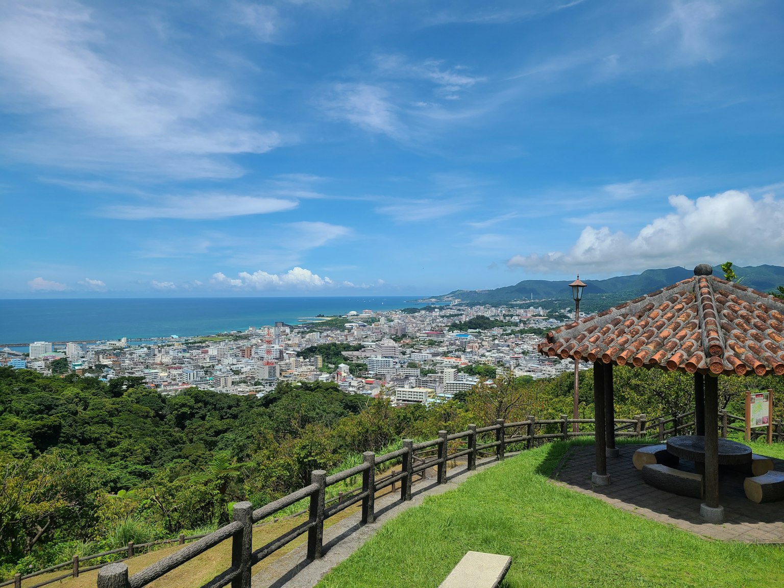 Tempat melihat pemandangan dengan gazebo menghadap kota pesisir