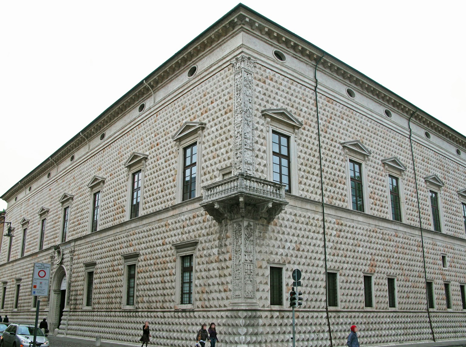 Historisches italienisches Gebäude mit aufwändiger dekorativer Fassade
