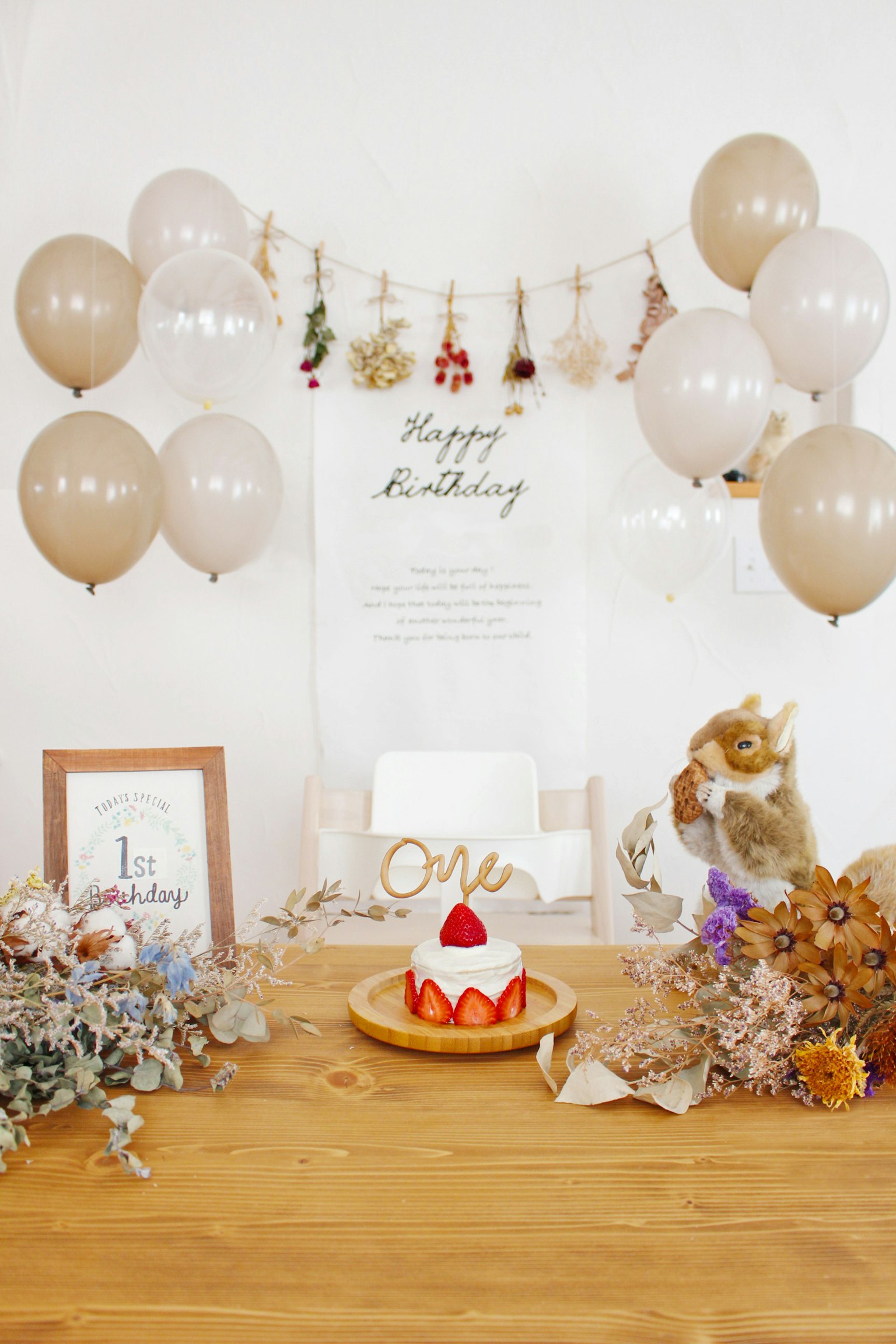 Decorated birthday table with balloons and cake