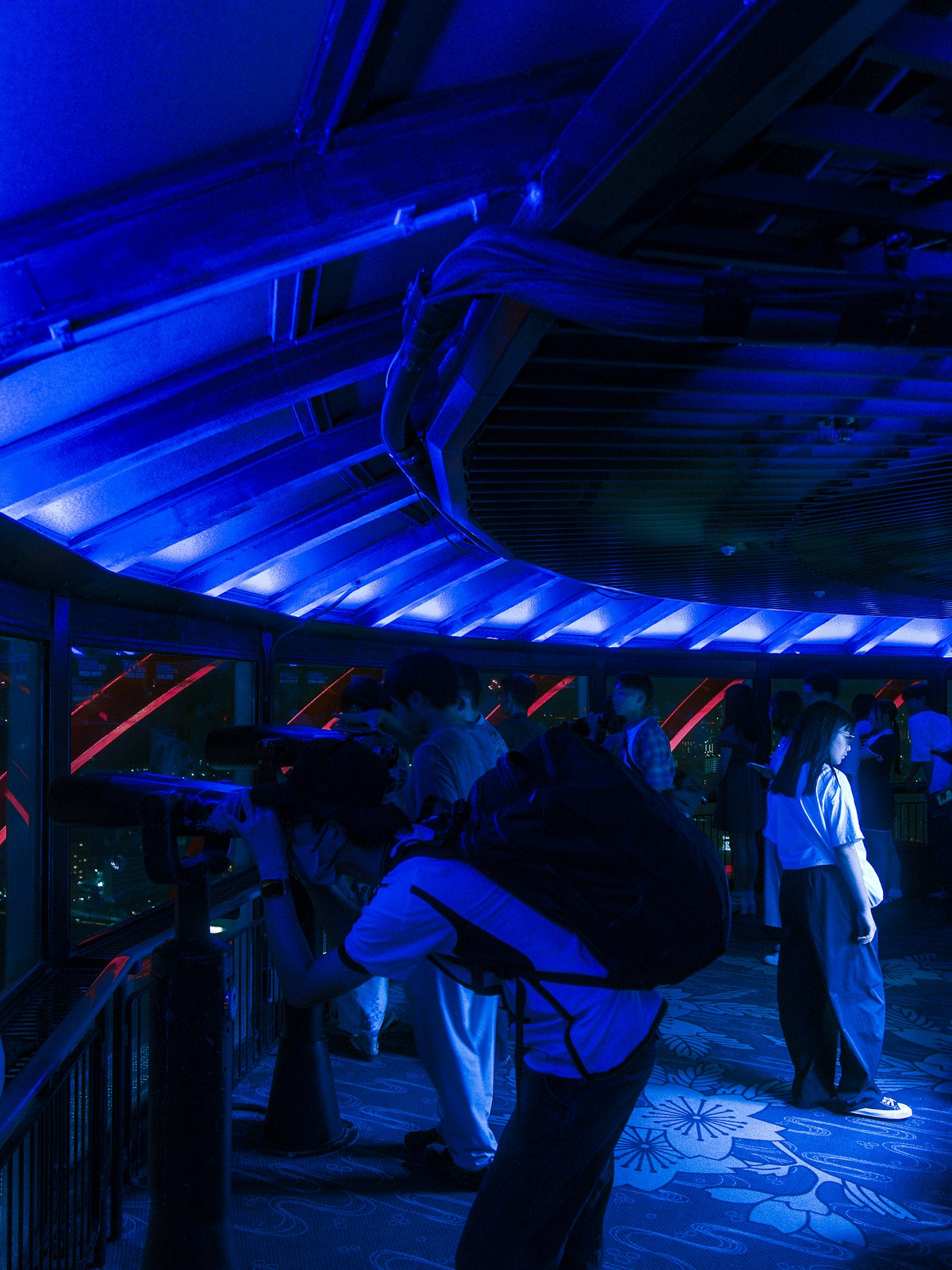 ผู้คนถ่ายภาพในจุดชมวิวที่มีแสงสีน้ำเงิน