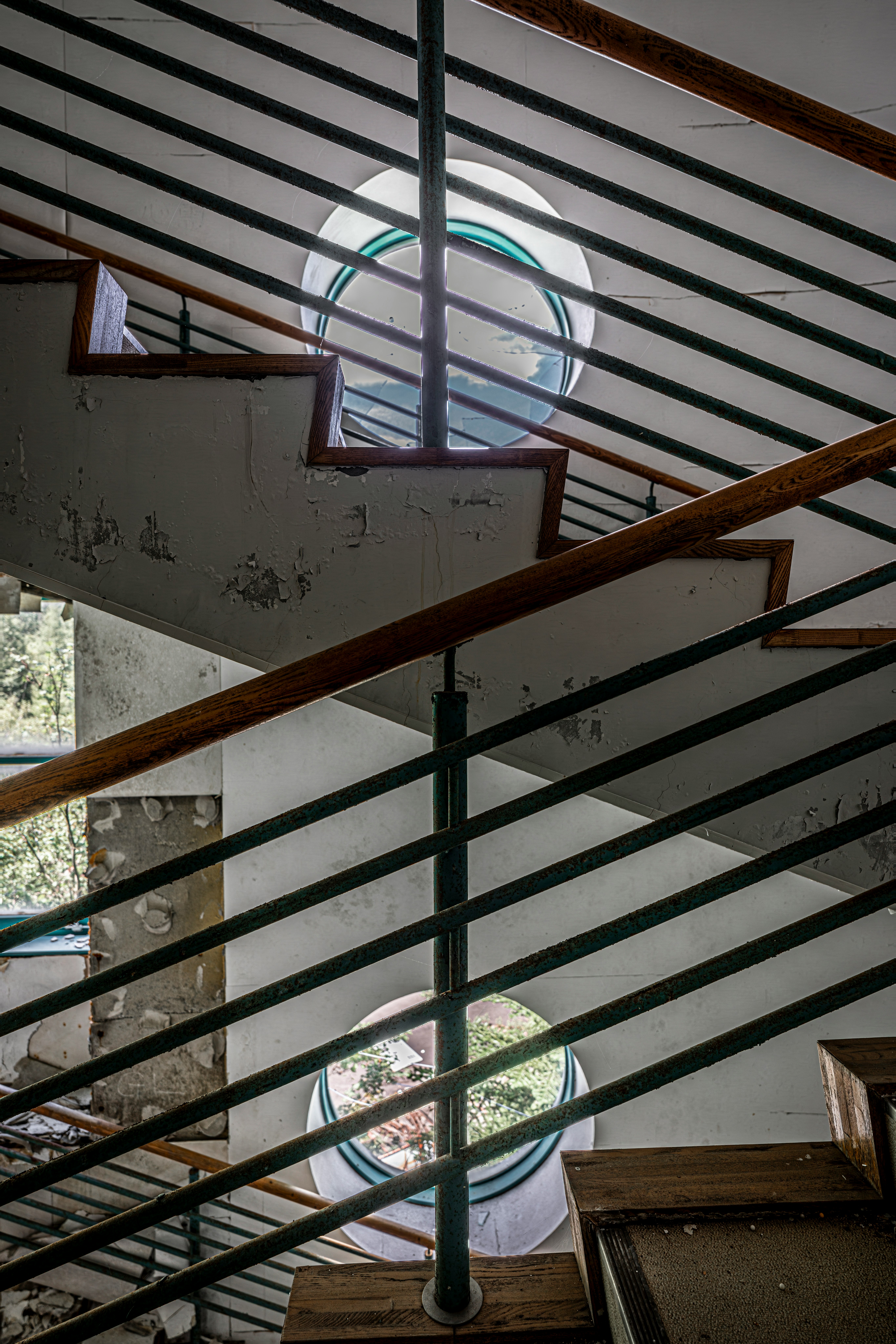 intérieur d’un bâtiment abandonné avec escaliers en acier diagonaux et garde-corps