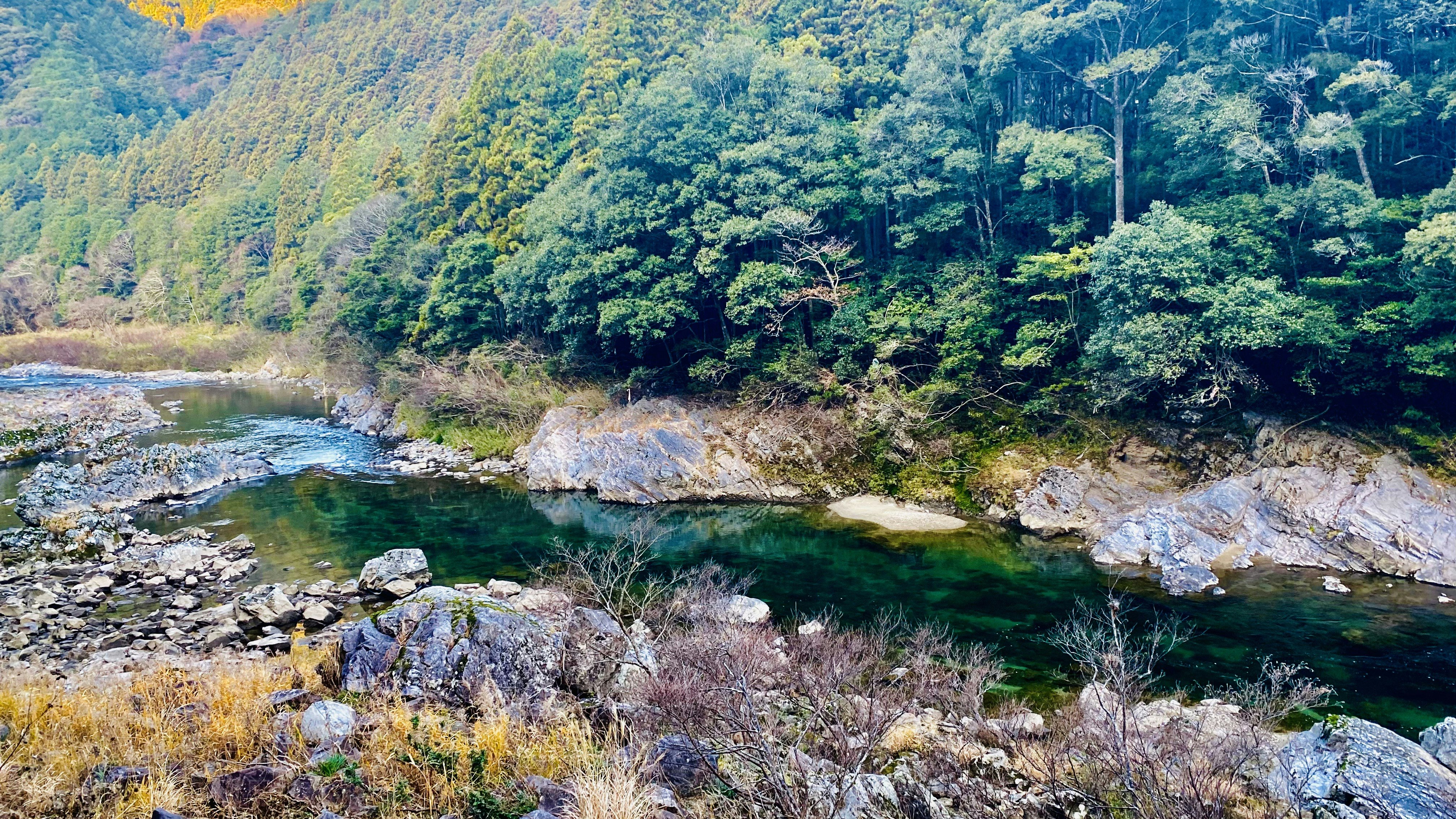 渓流と岩場が続く山あいの自然風景