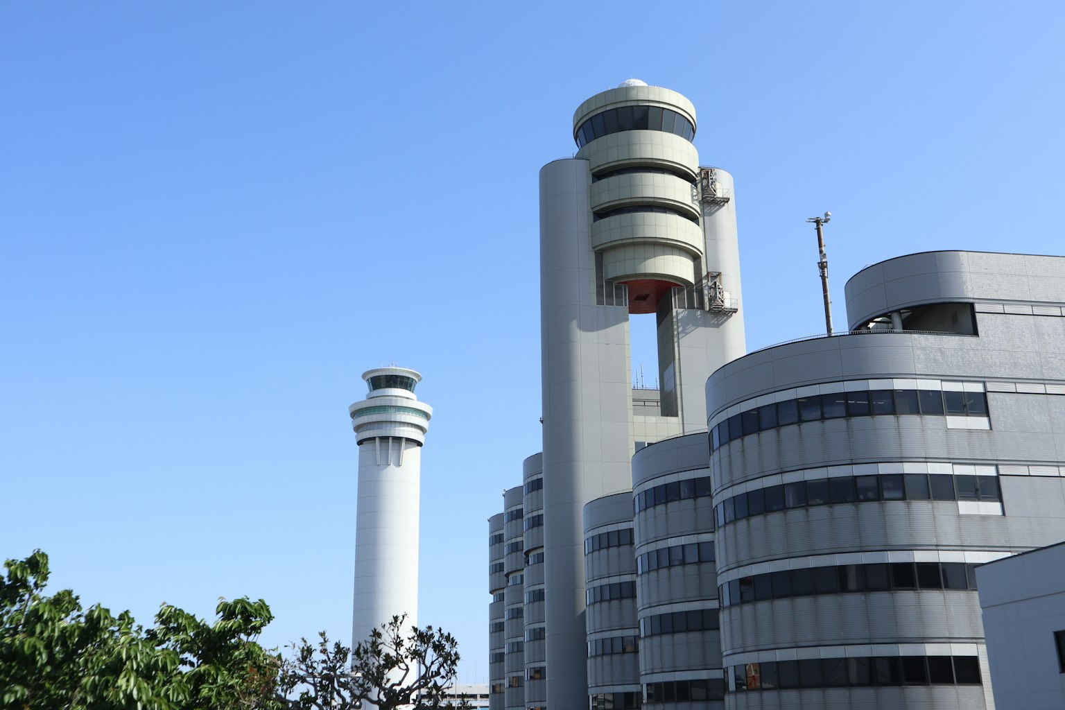 现代建筑与两座塔在晴朗的蓝天下