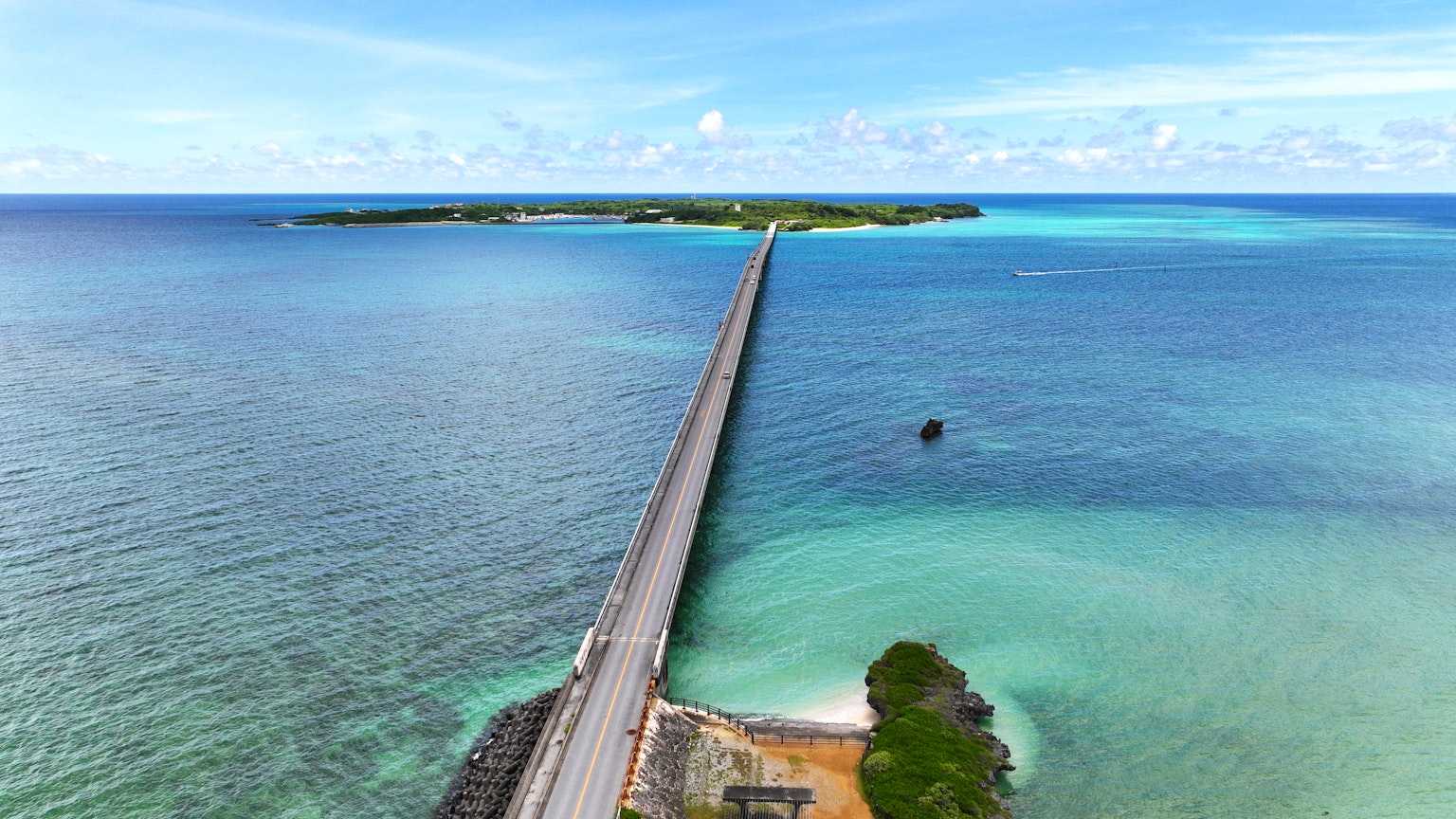 Una vista panoramica di un ponte che si estende su acque blu verso un'isola