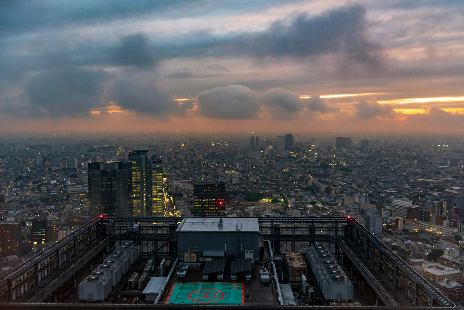 东京摩天大楼上的日落景观有建筑物和云朵