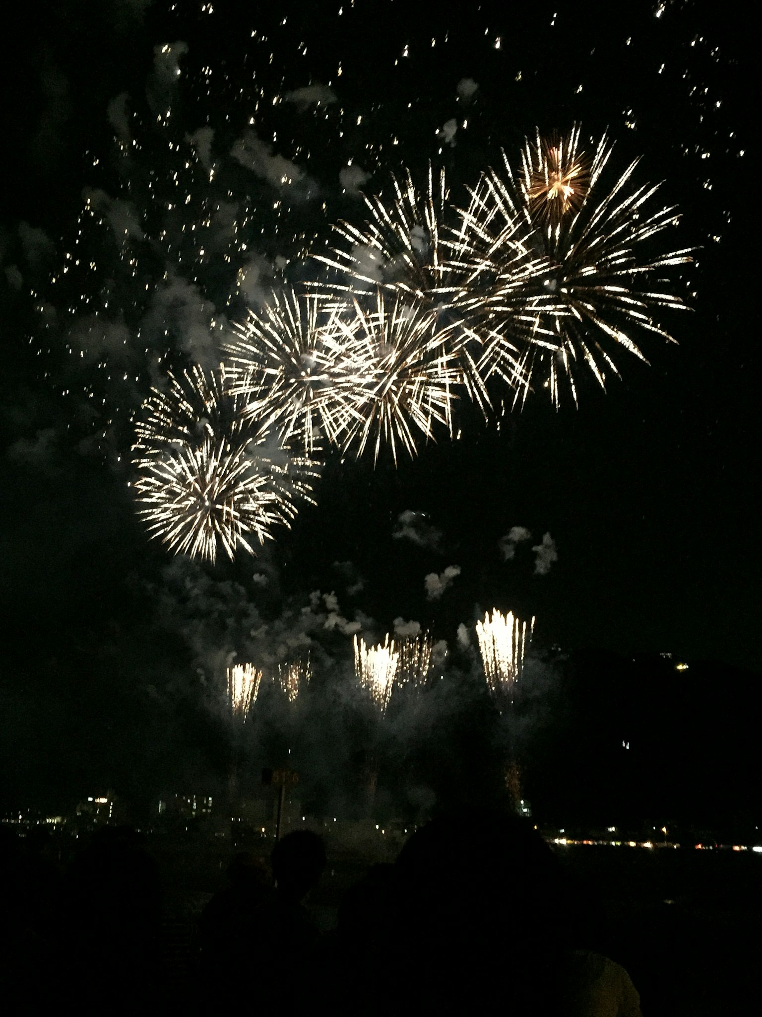 Bellissimo spettacolo di fuochi d'artificio bianchi nel cielo notturno