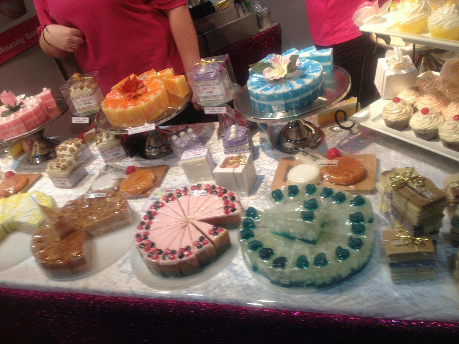 โต๊ะขนมหวานที่มีเค้กและขนมอบหลากสีสัน