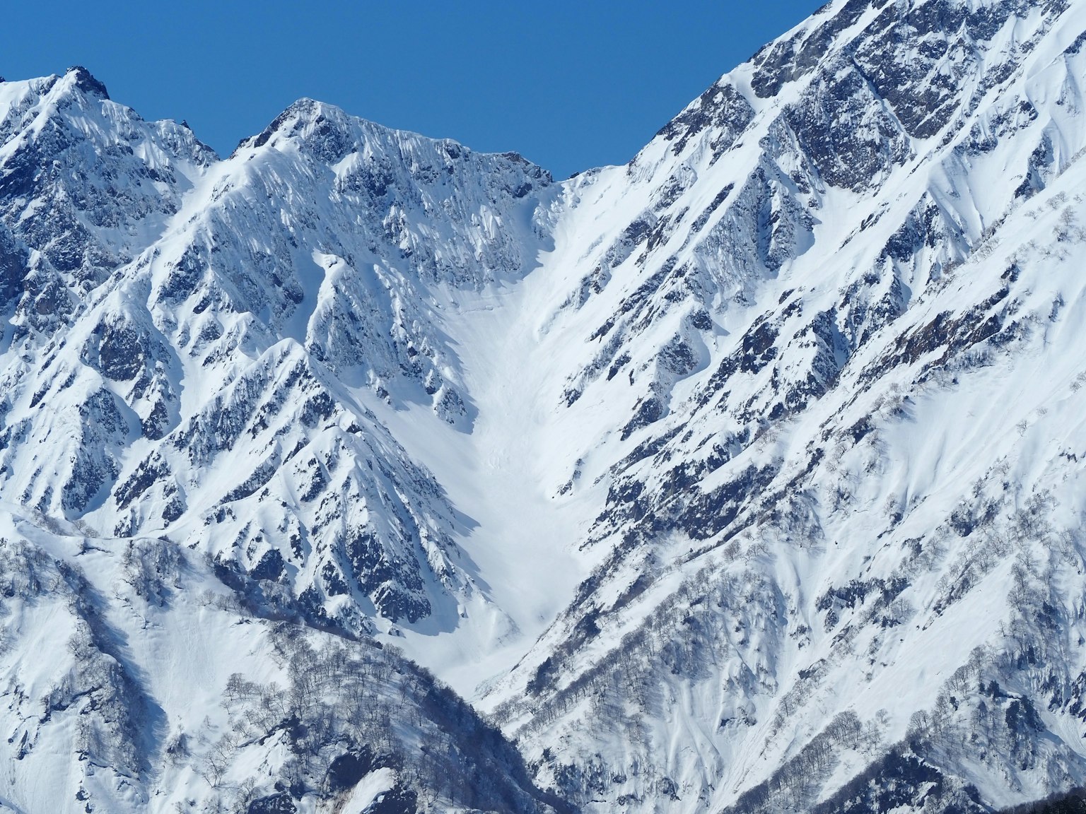 Paysage de montagnes enneigées ciel bleu vif et contraste avec la neige