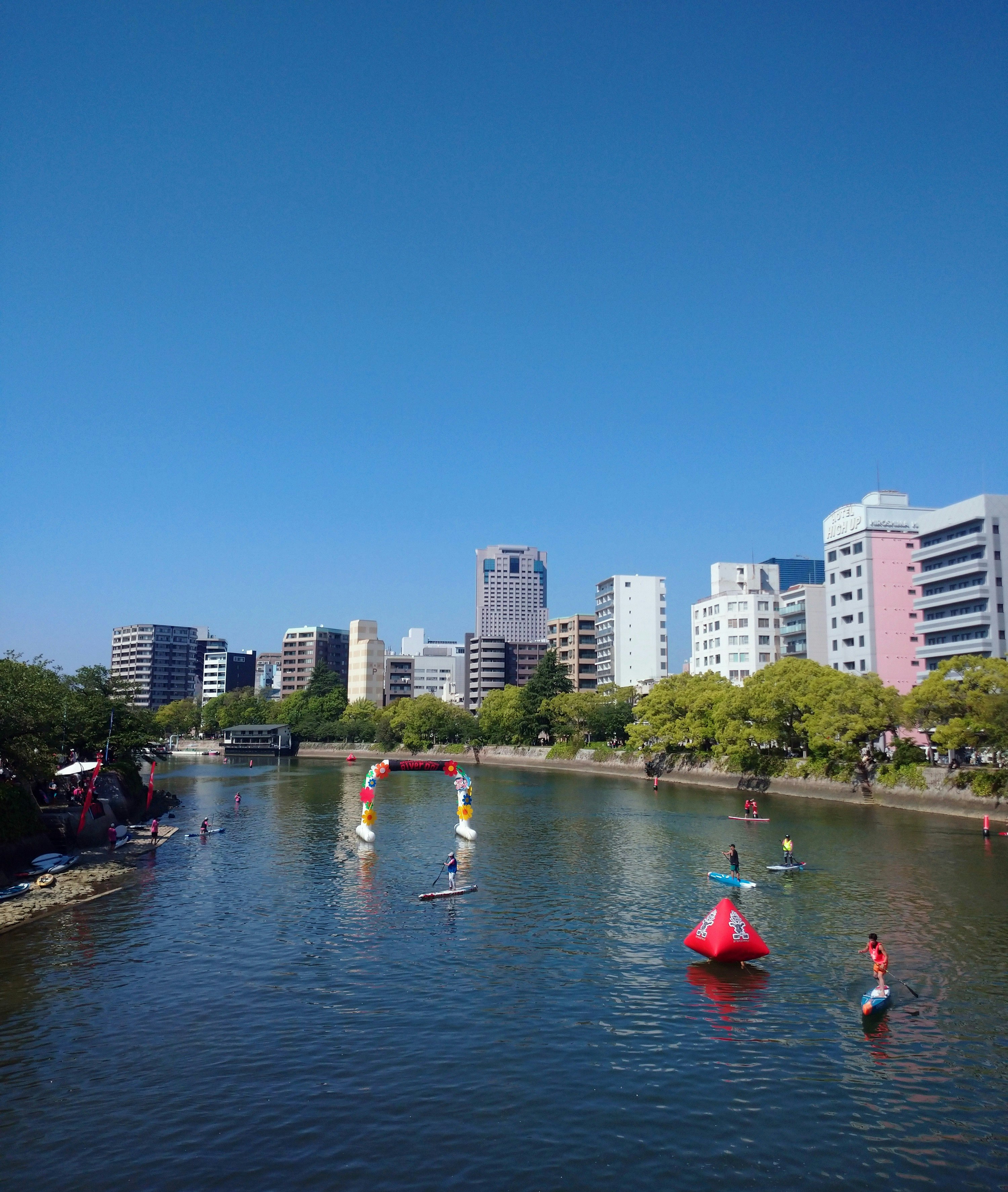 廣島河道上划槳的皮划艇手