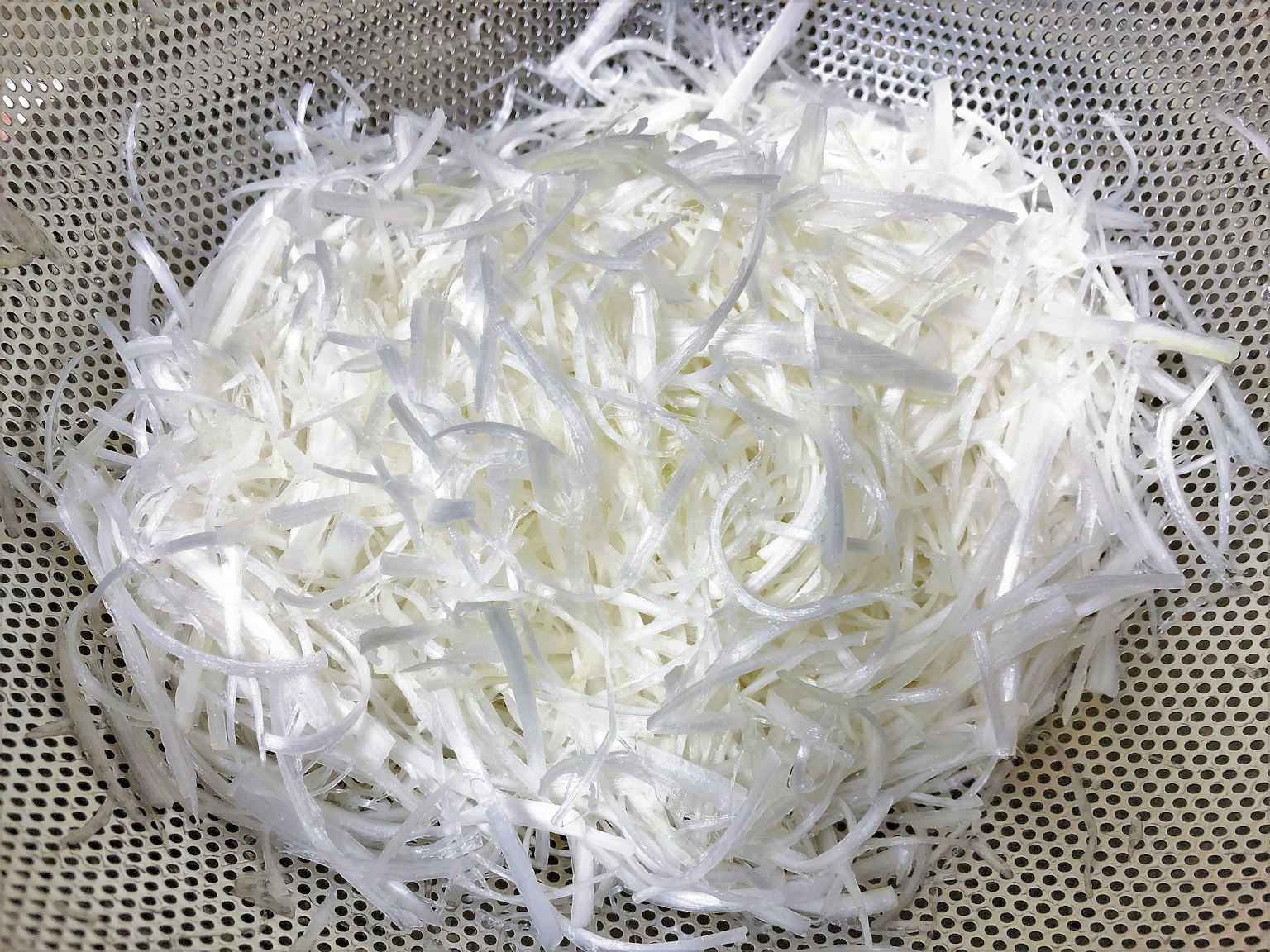 Image de bandes blanches déchiquetées empilées