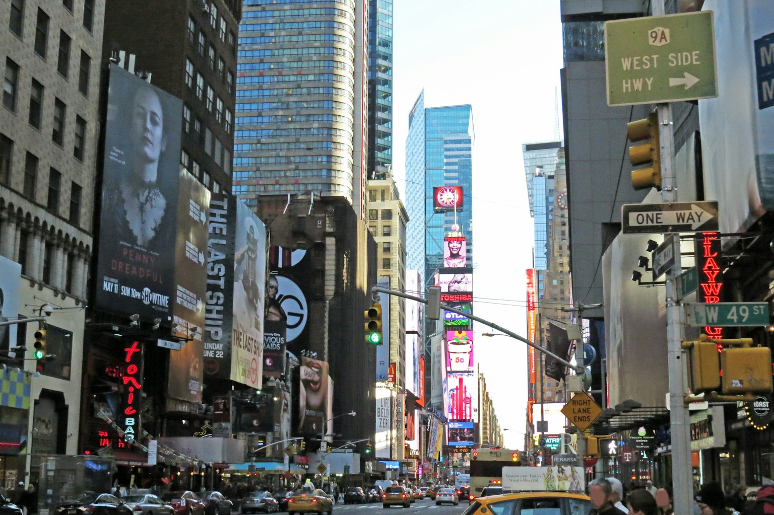 Belebte Straßen des Times Square mit Wolkenkratzern und hellen Werbetafeln