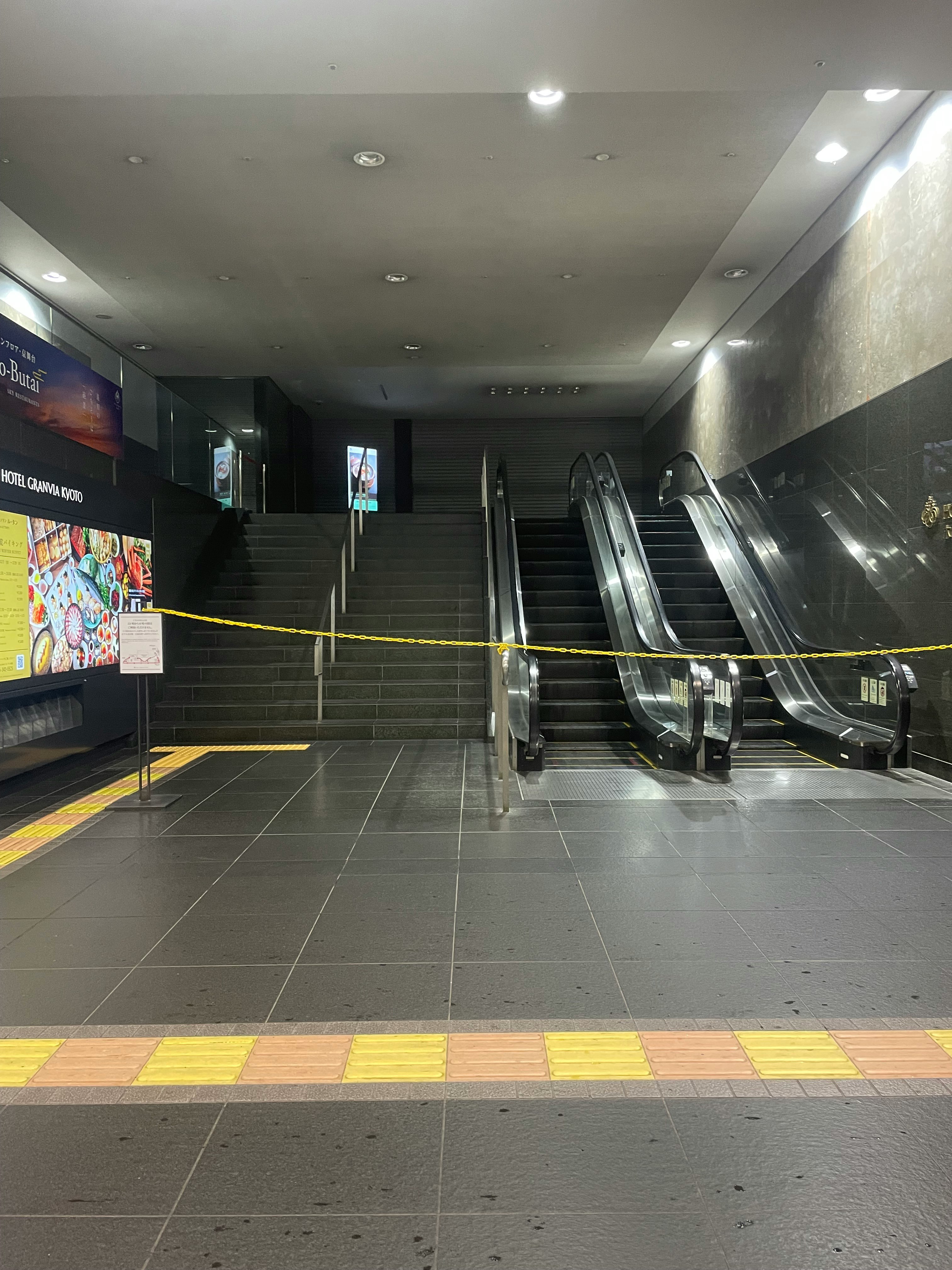 京都駅の夜の立ち入り禁止表示とエスカレーター