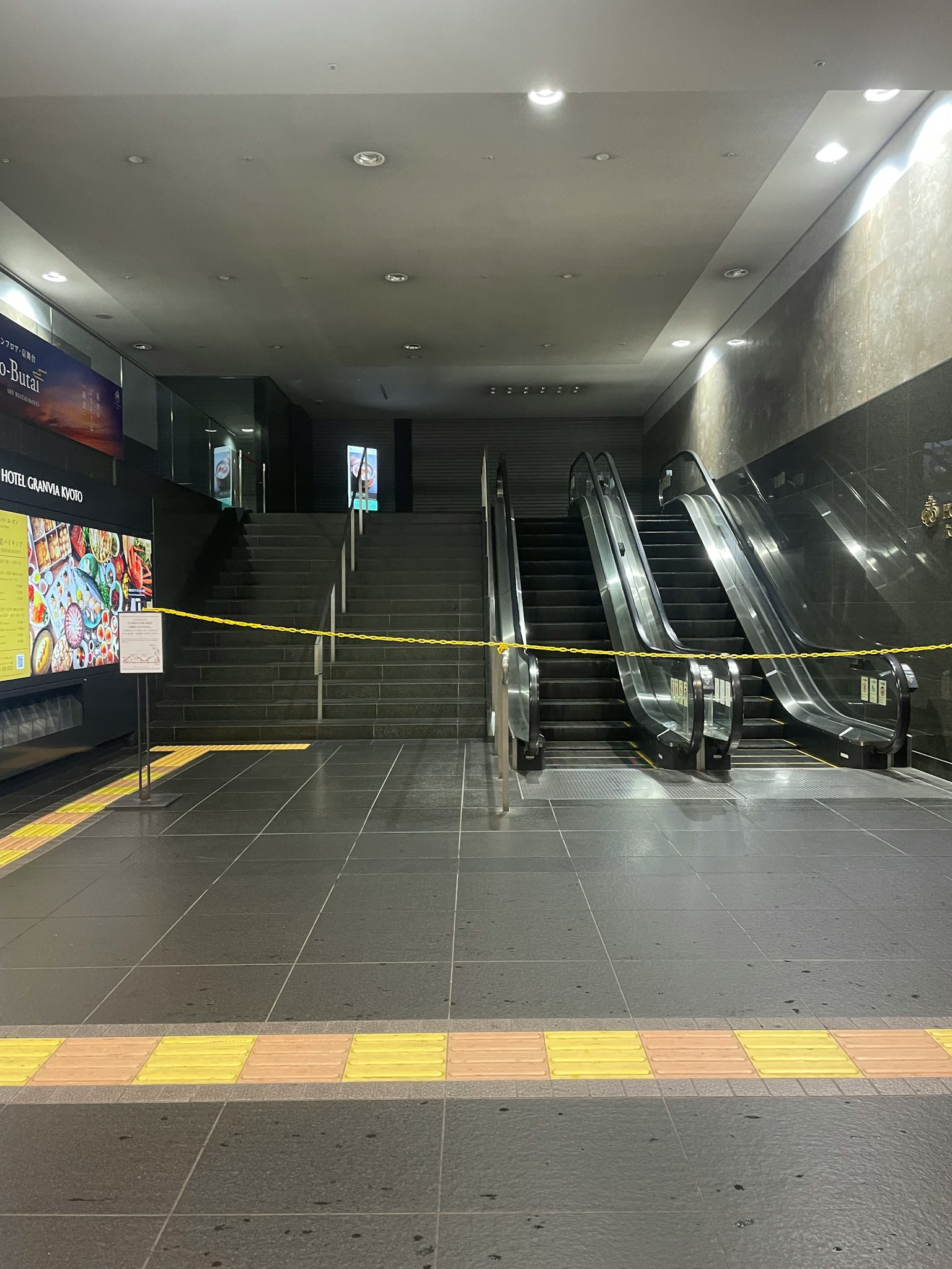 地鐵站內有扶梯和警告帶