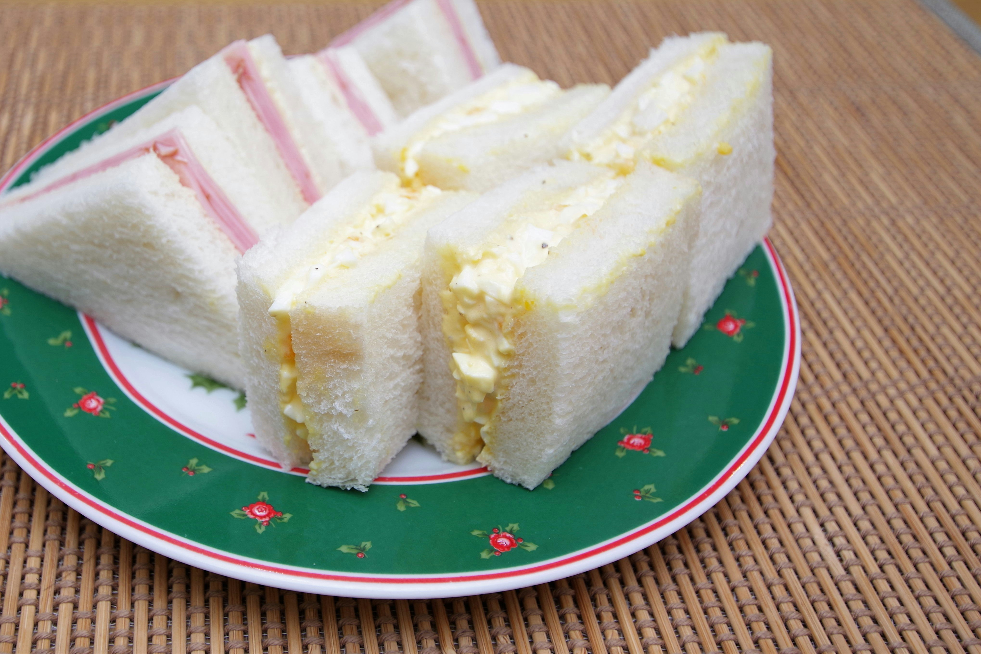 皿に盛られたサンドイッチとクリーム