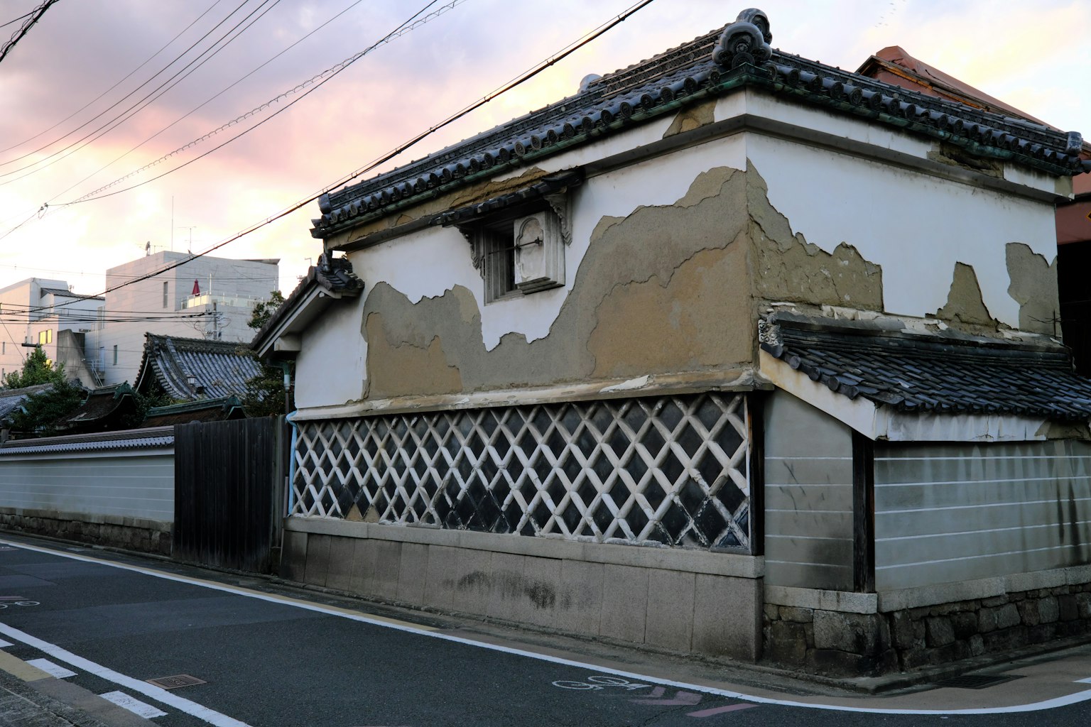 老式日本房屋外观，剥落的油漆和格子窗