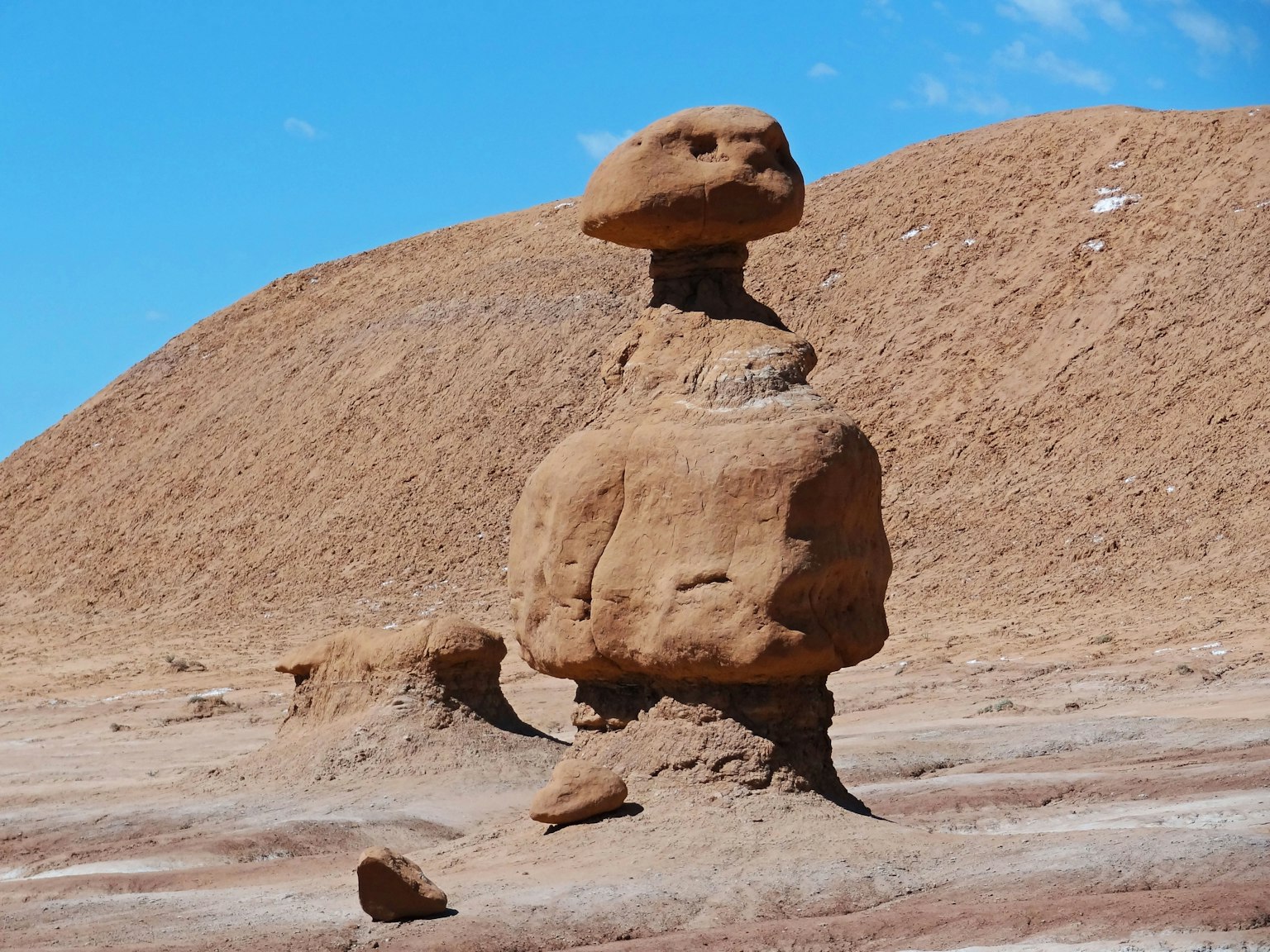 Une formation rocheuse unique érodée dans un paysage désertique