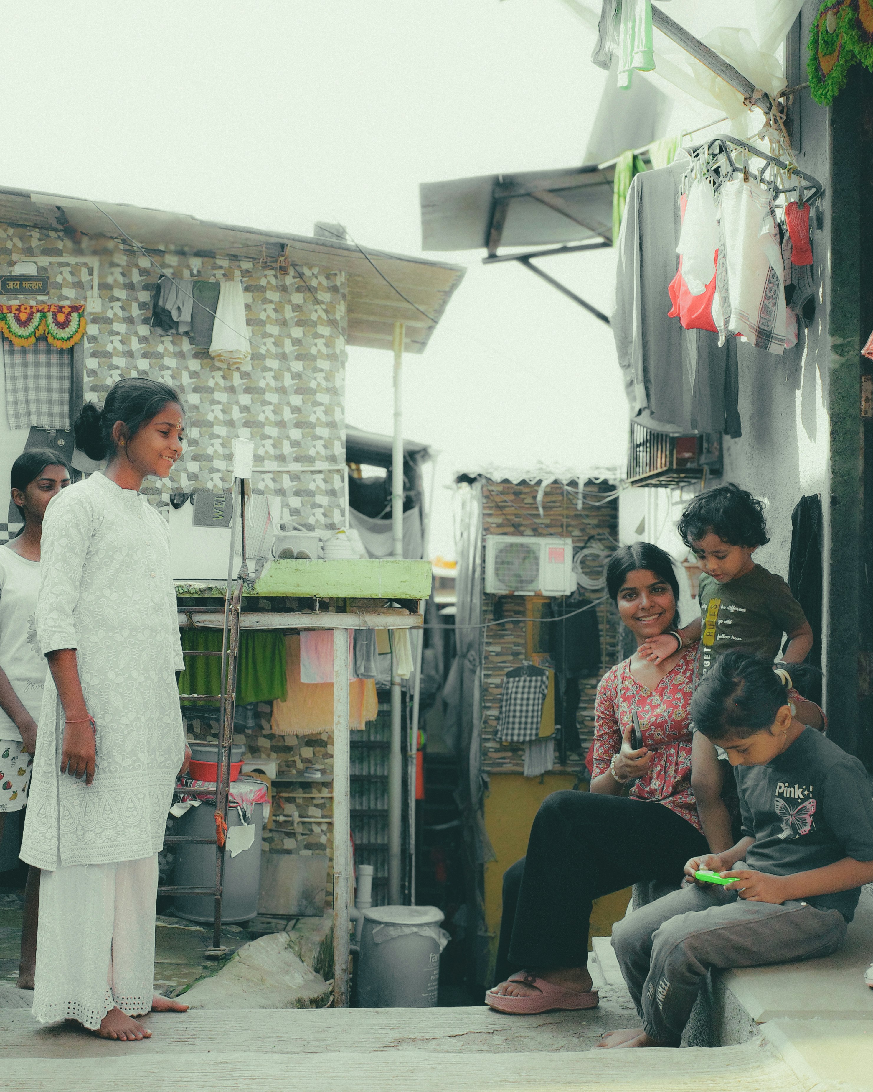 familia reunida frente a un puesto callejero