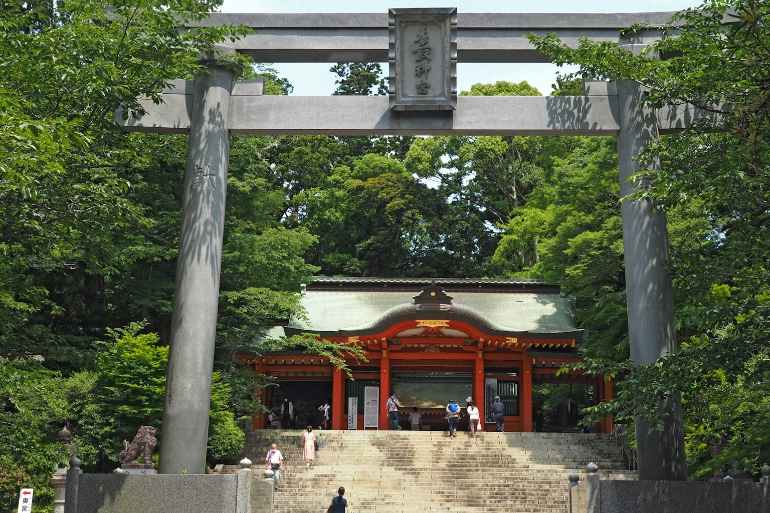 被綠樹環繞的鳥居和紅色神社