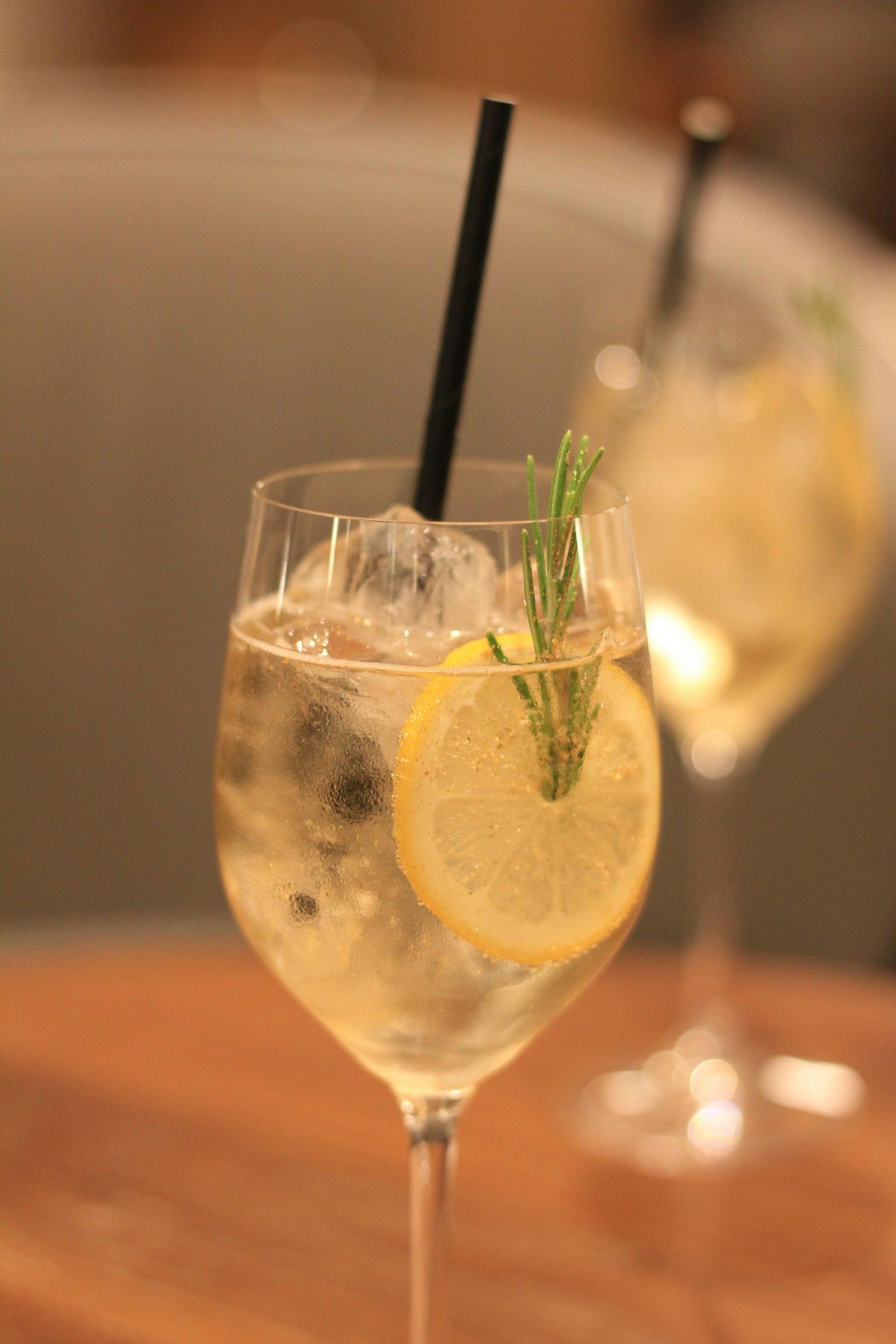 Primo piano di un bicchiere di cocktail con ghiaccio e una fetta di limone