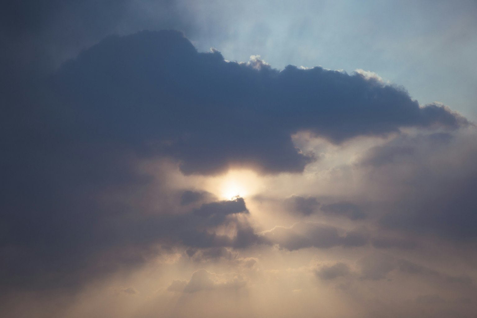 Vista del cielo con la luce del sole che passa attraverso le nuvole