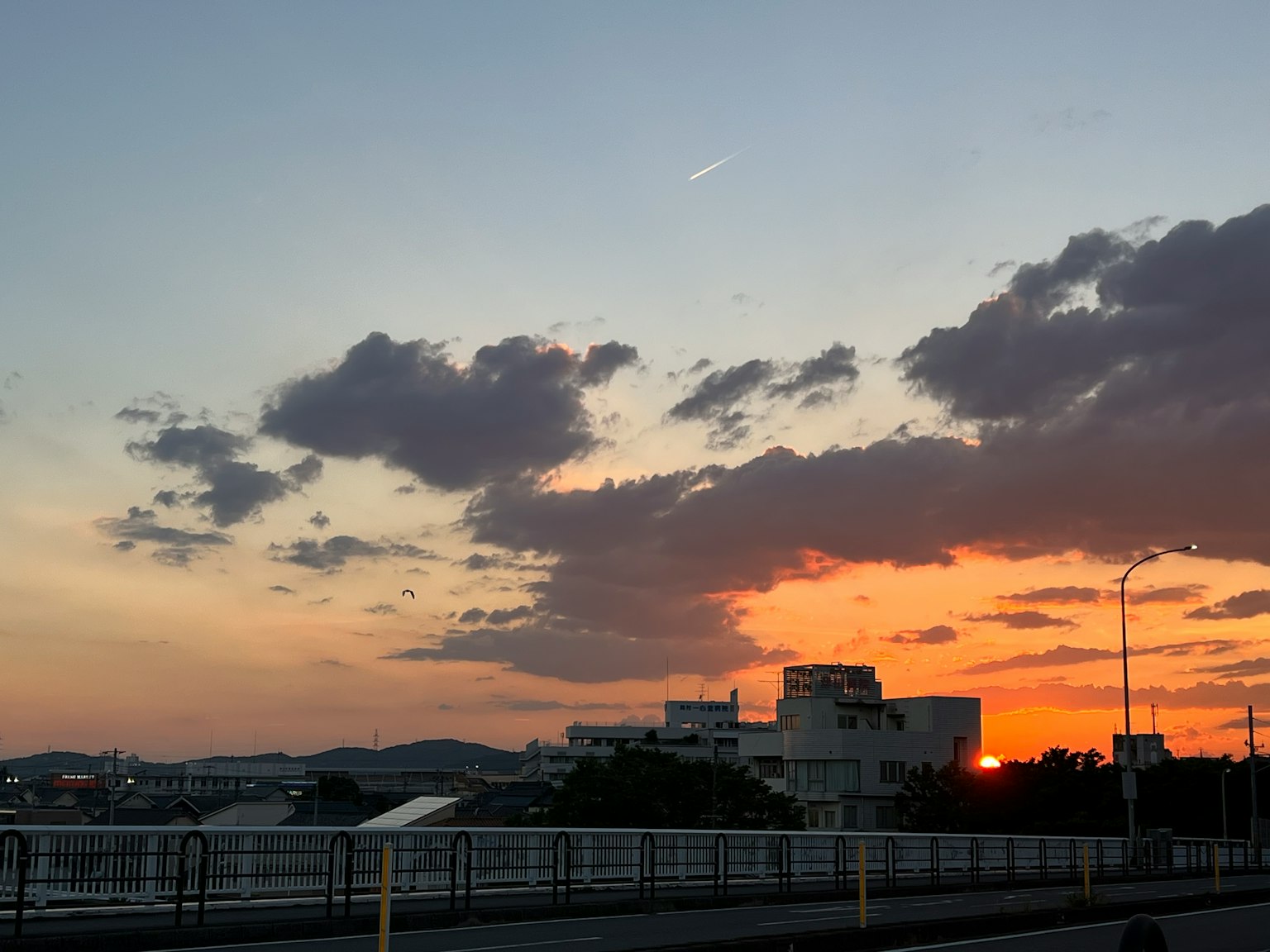 Una vista panoramica di un tramonto con nuvole vivaci