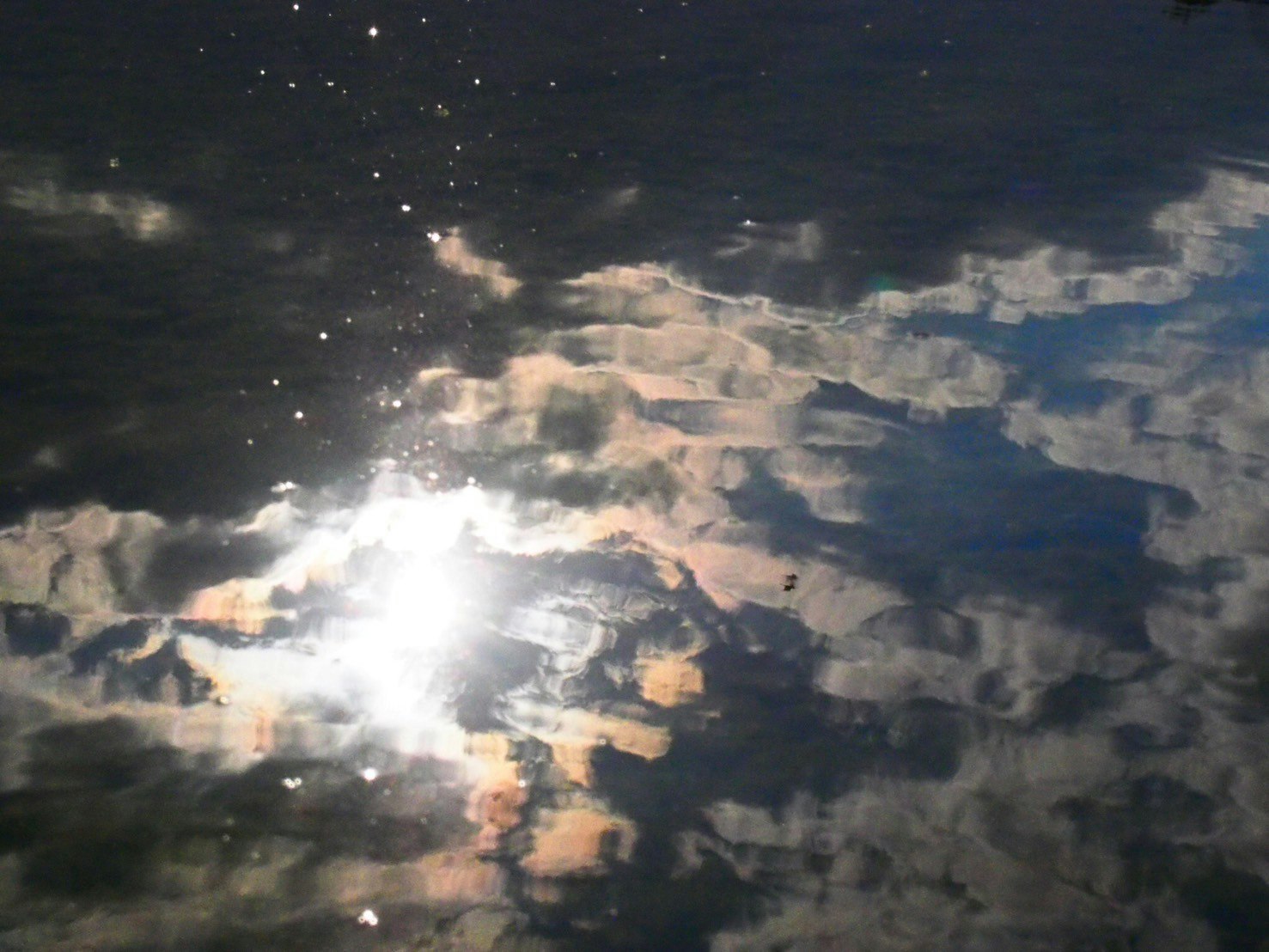 雲の上に広がる夜空と星明かりの大気の層