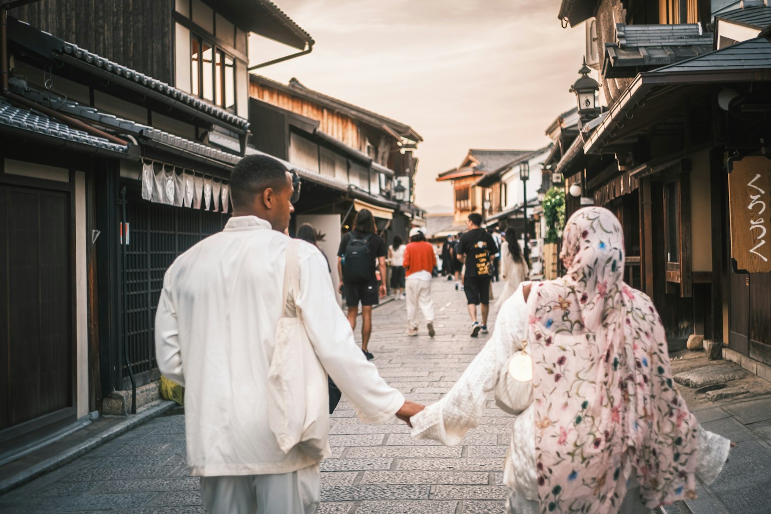カップルが手をつないで古い街並みを歩く風景