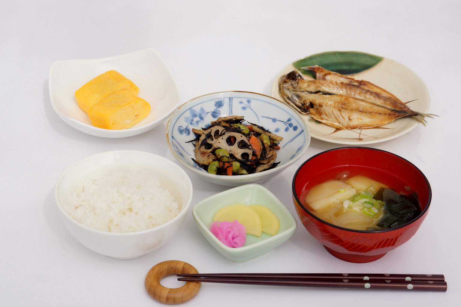 전통 일본 아침 식사 배열 흰 쌀, 미소국, 구운 생선, 조림 채소, 피클, 계란말이