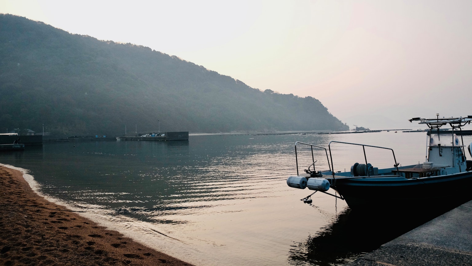 Bờ biển yên tĩnh với một chiếc thuyền nhỏ trên nước