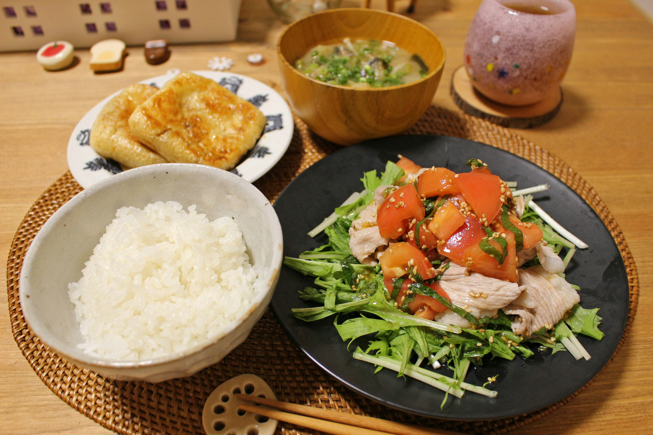 bữa ăn bày với cơm, salad và súp trên bàn