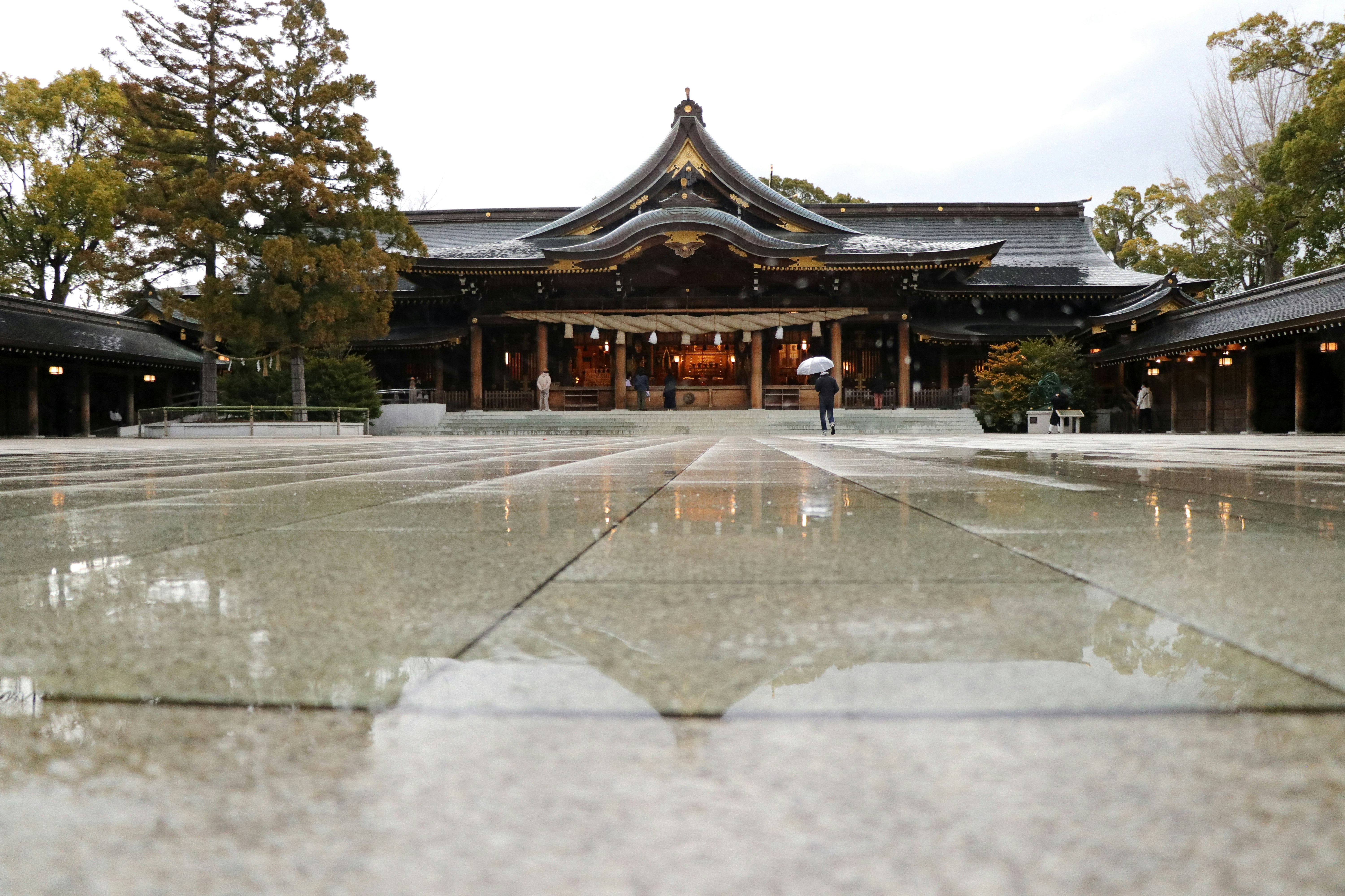雨后石板路与寺庙主殿前的广场