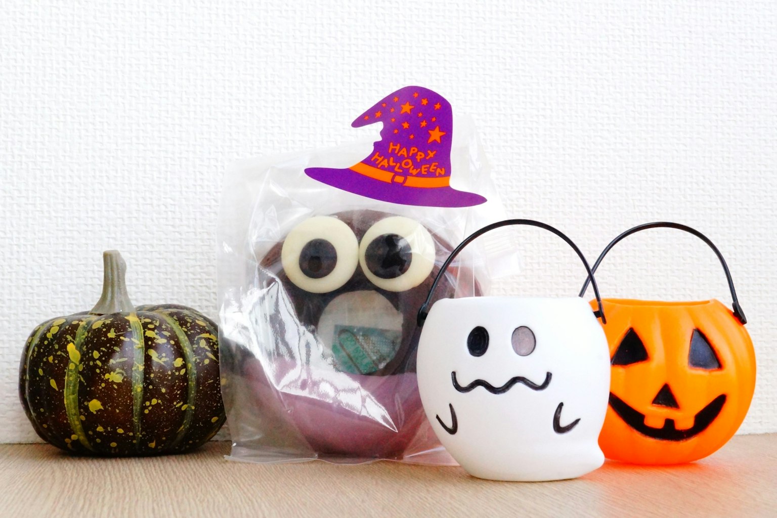 Décorations d'Halloween colorées avec citrouille et seaux à bonbons