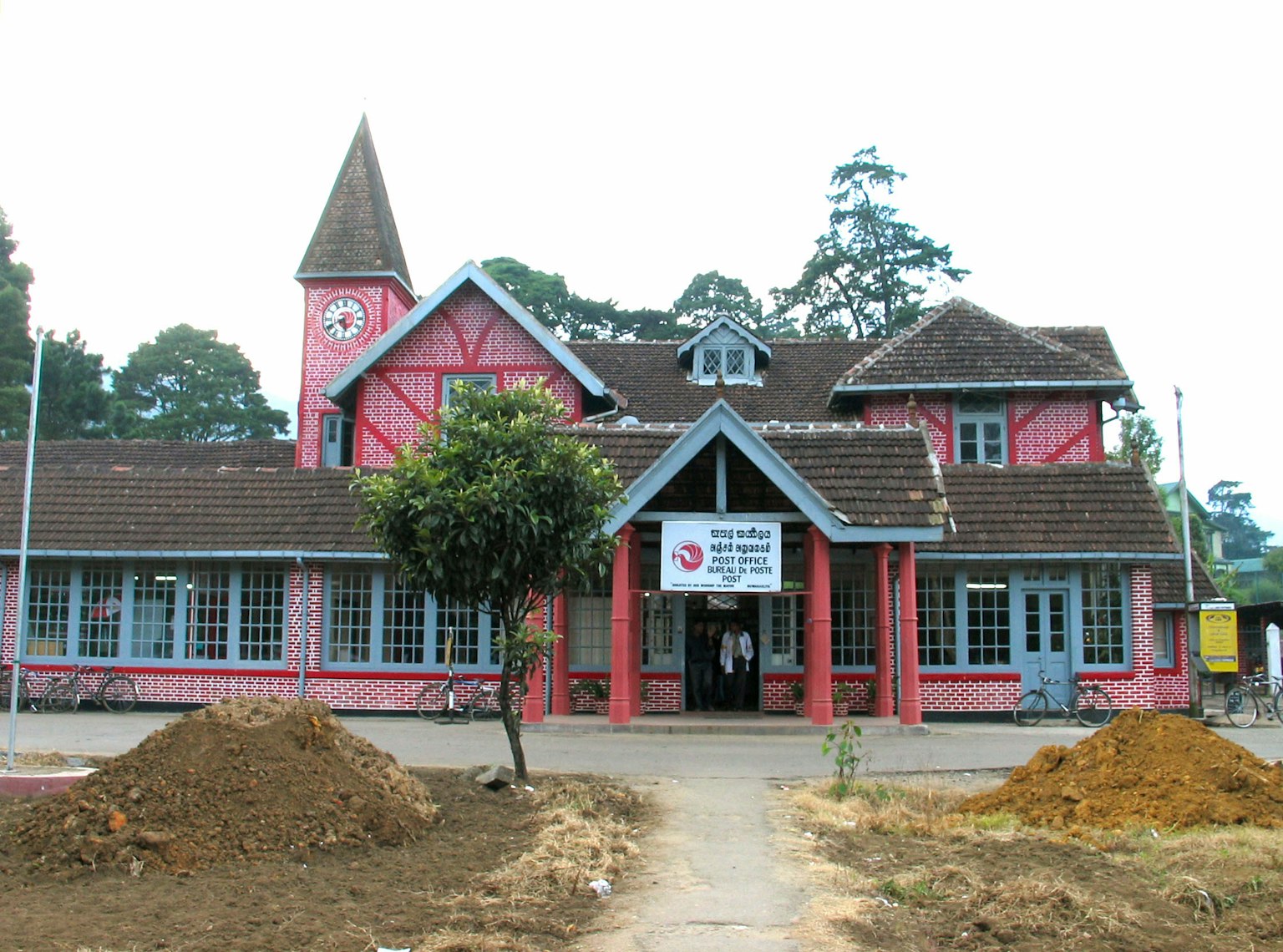 傳統建築，粉紅色外牆和高屋頂結構