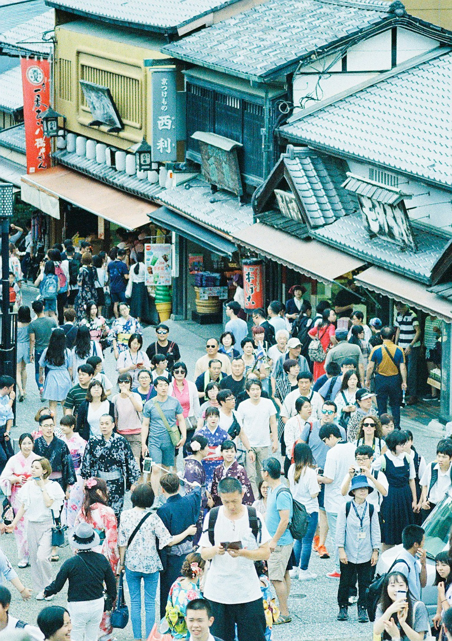 Folla di persone in una vivace strada dello shopping