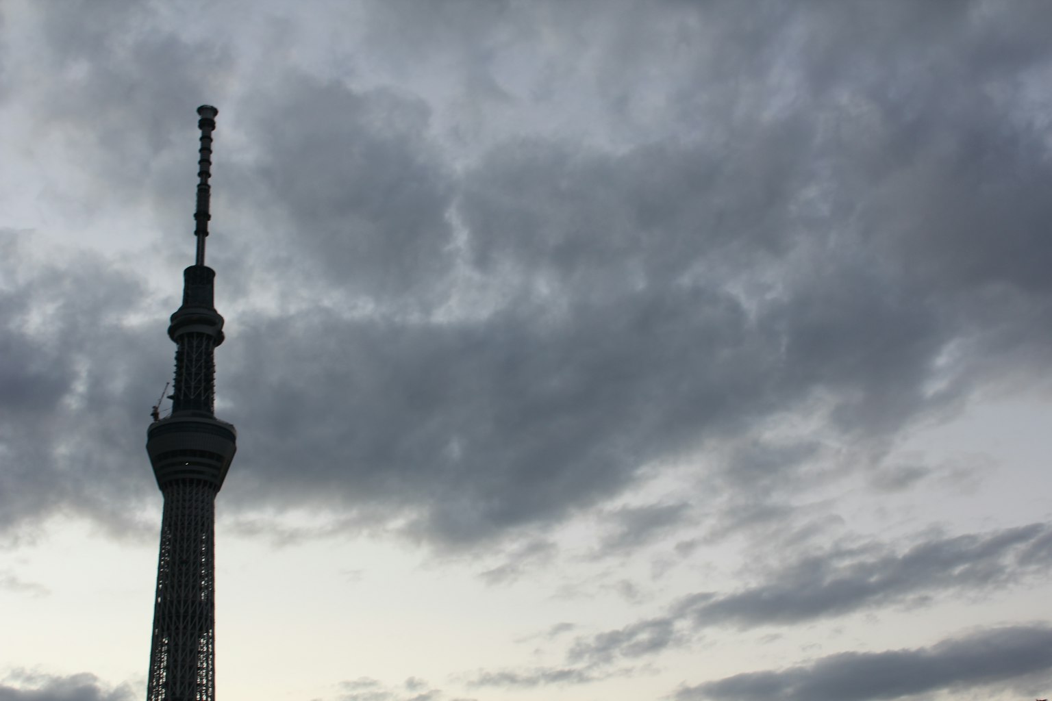 Silhouette Tokyo Skytree melawan langit mendung