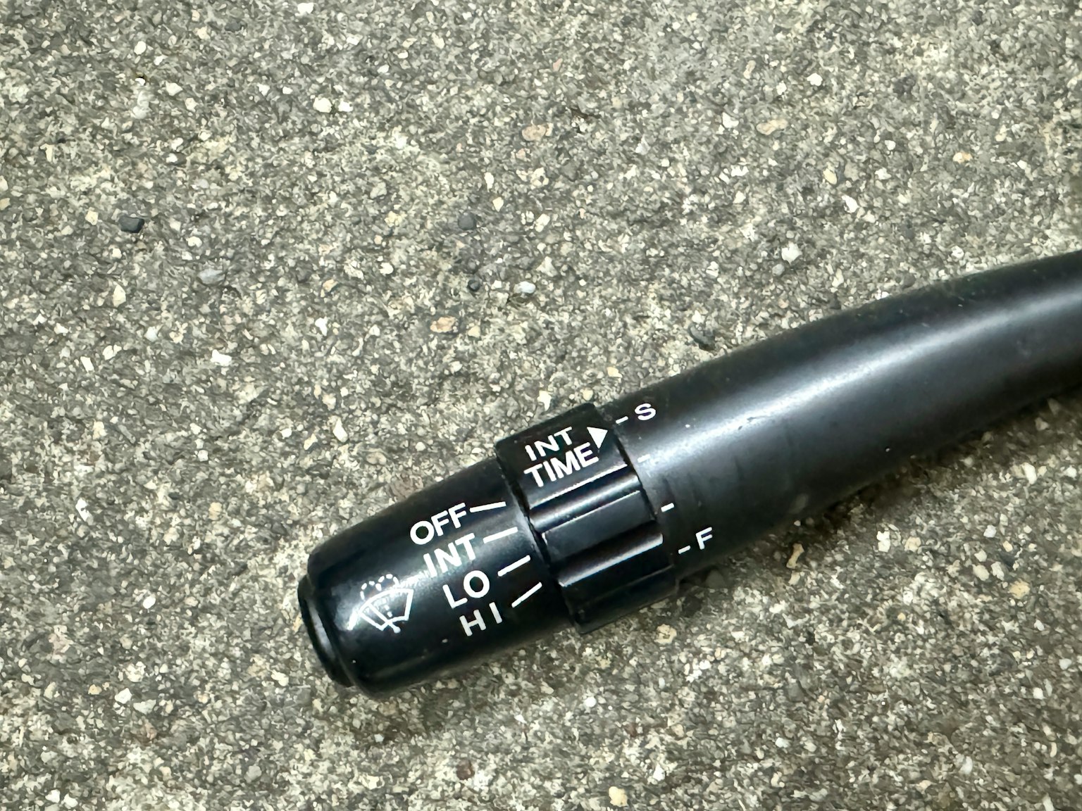 黑色雨刷開關的特寫圖像