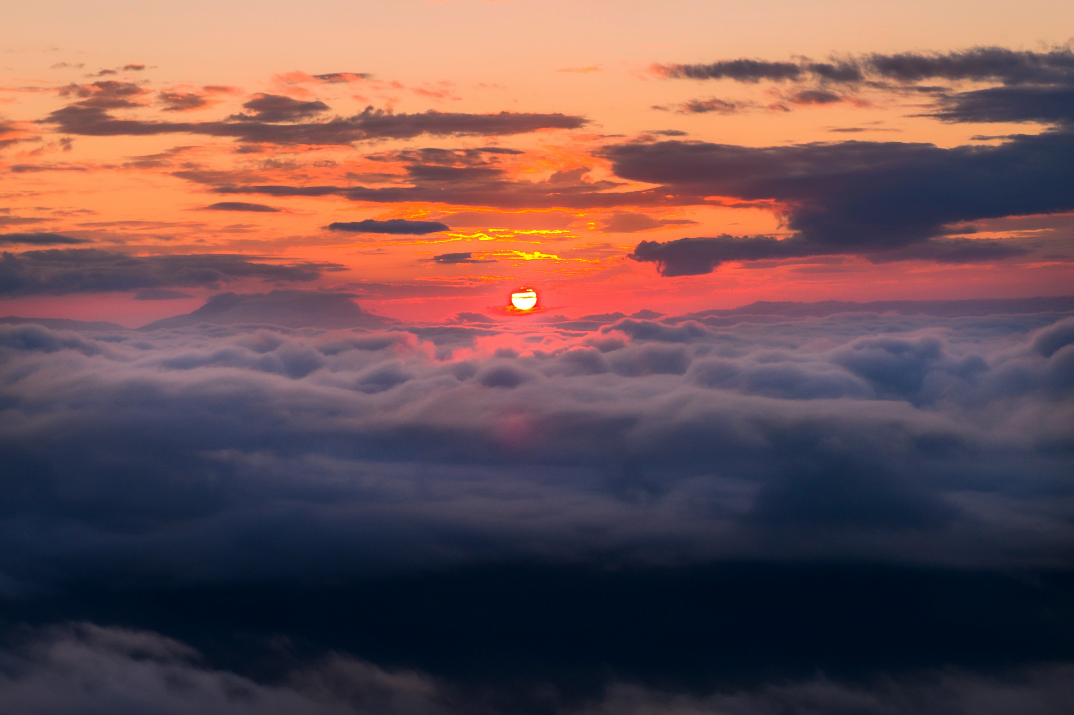 雲海の上に沈む夕日
