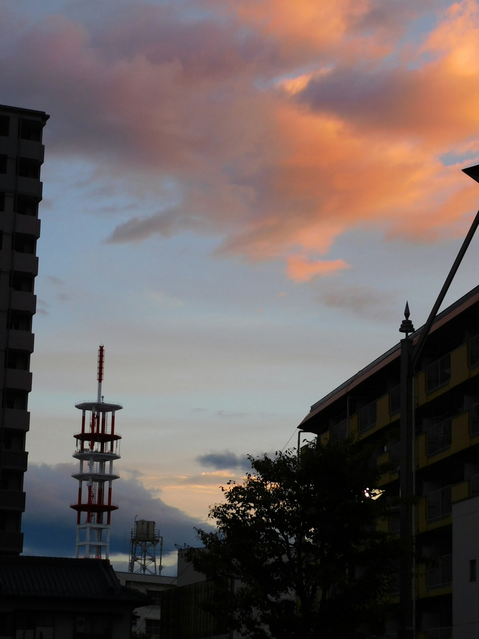 Silhouette von Gebäuden vor einem Sonnenuntergangshimmel