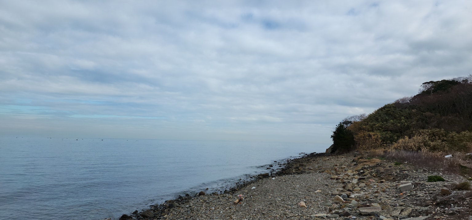 平静的海洋和岩石海滩风景