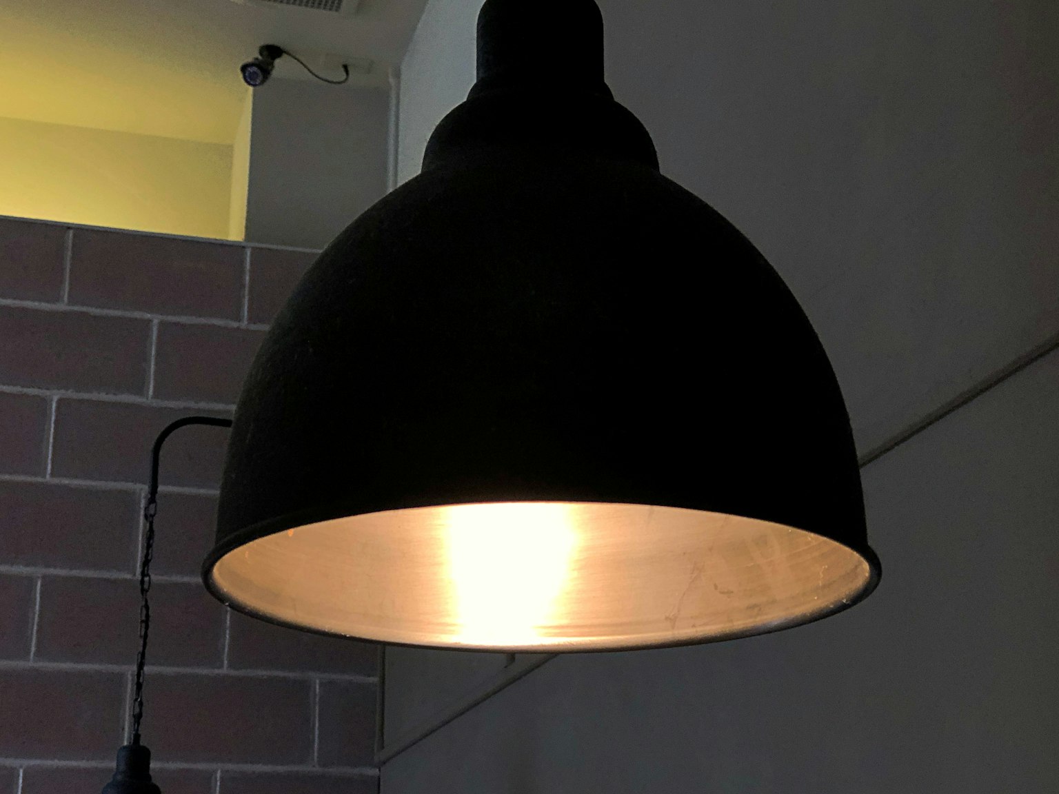 Lampada a sospensione nera che emette luce