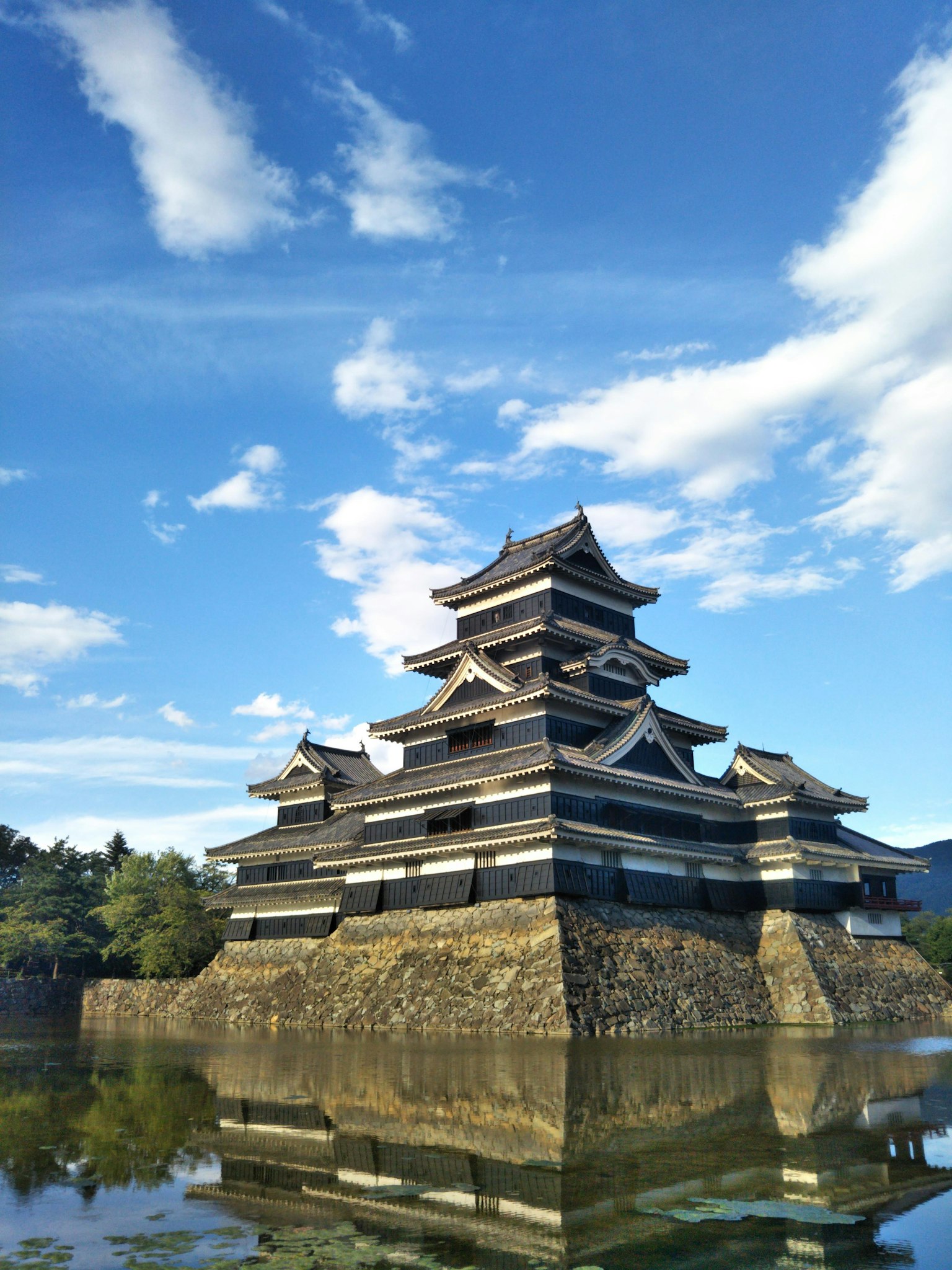 Castello di Matsumoto con esterno nero che si riflette nell'acqua
