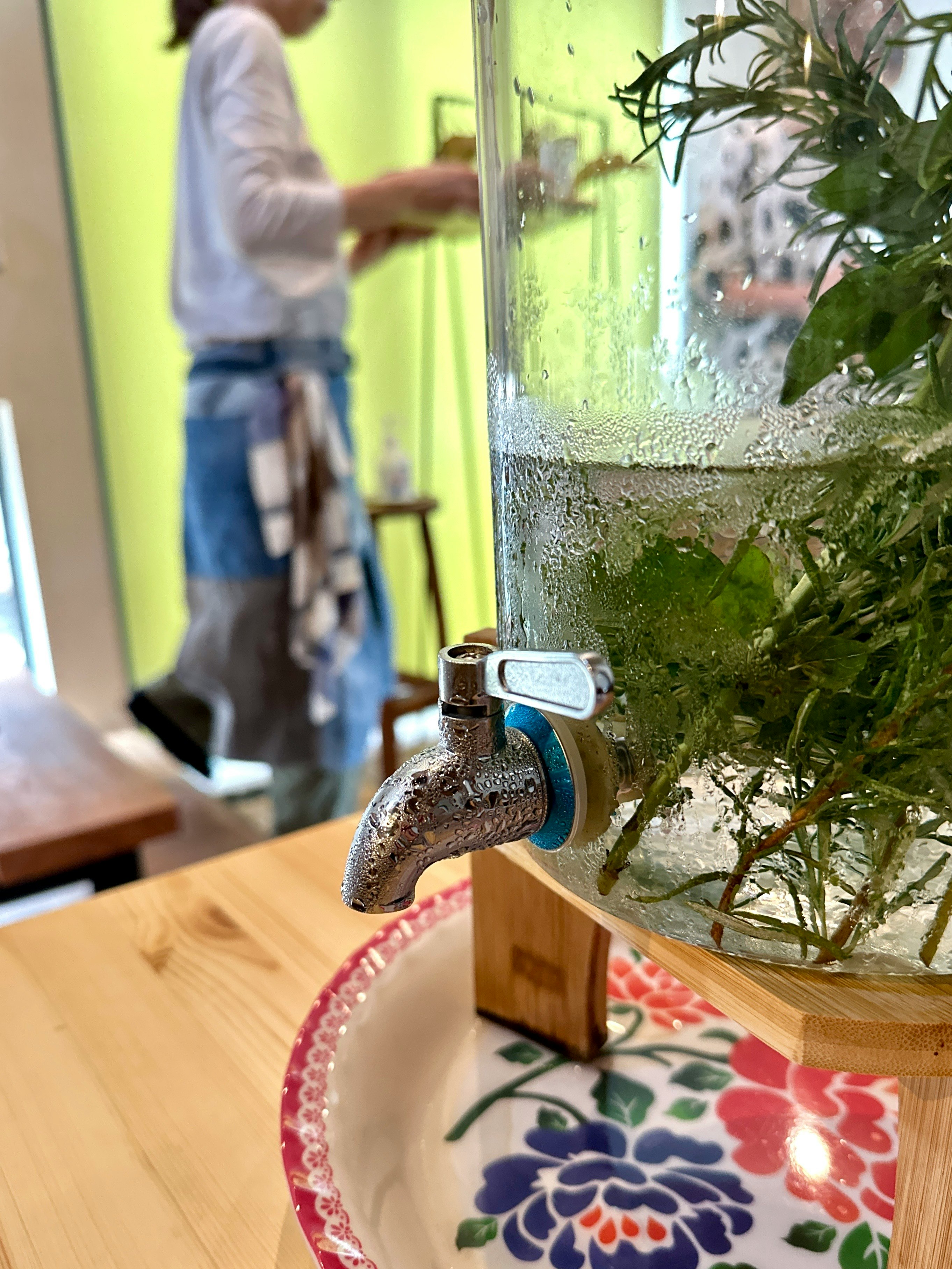 観葉植物と水栓のある室内の小さな手洗いスペース