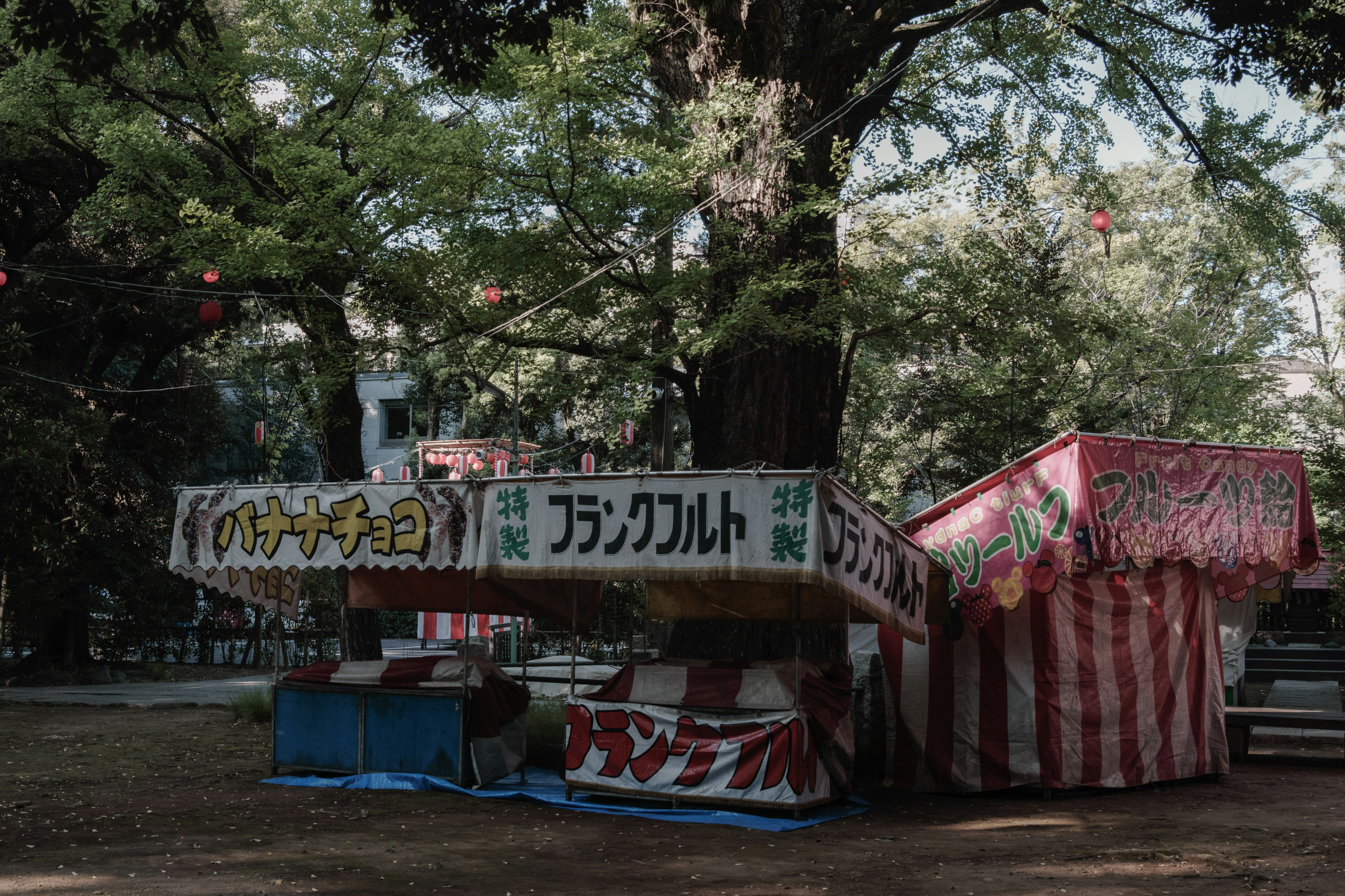 秋祭りの屋台準備が整う神社前の出店